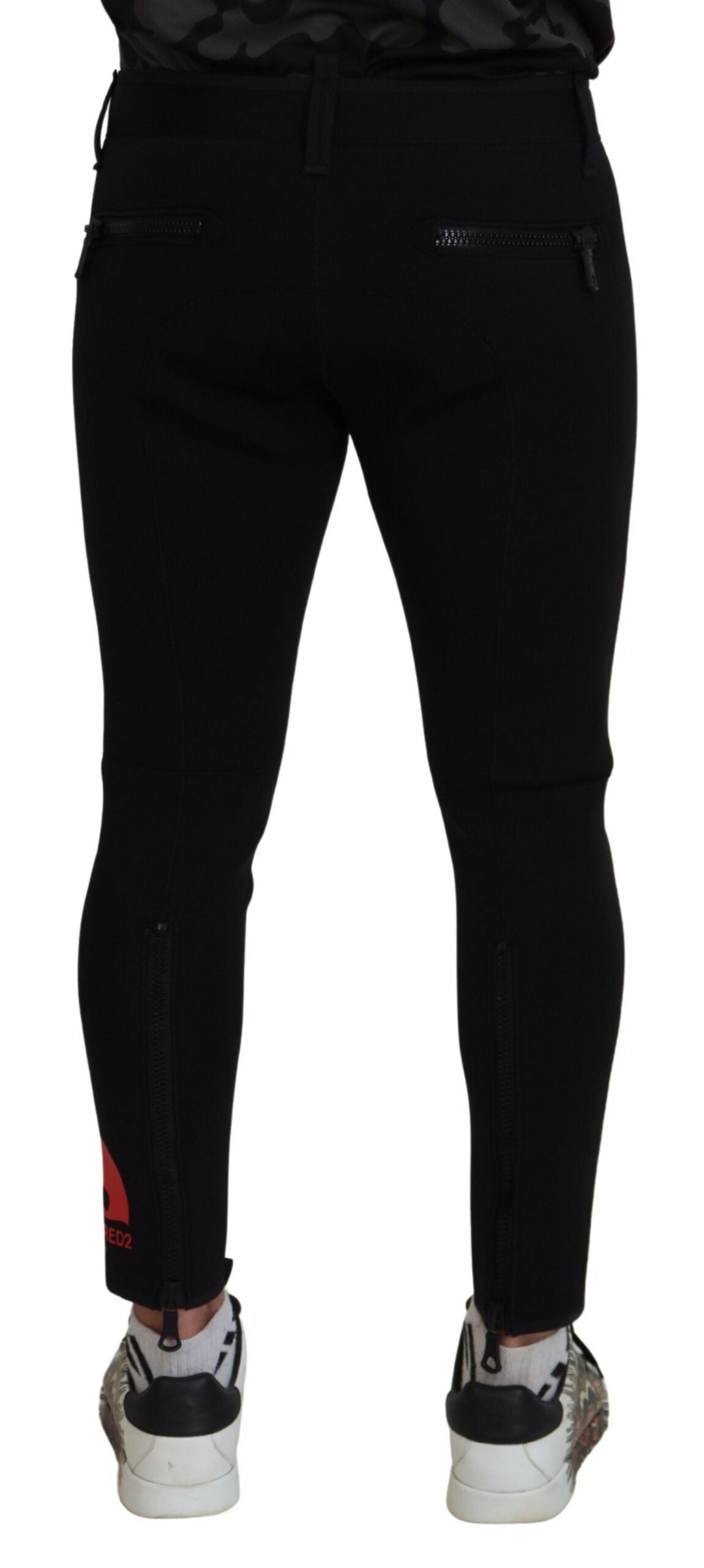 Pantalons slim fit en polyamide avec logo imprimé, de la marque Dsquared², visible avec une coupe ajustée et détails modernes.