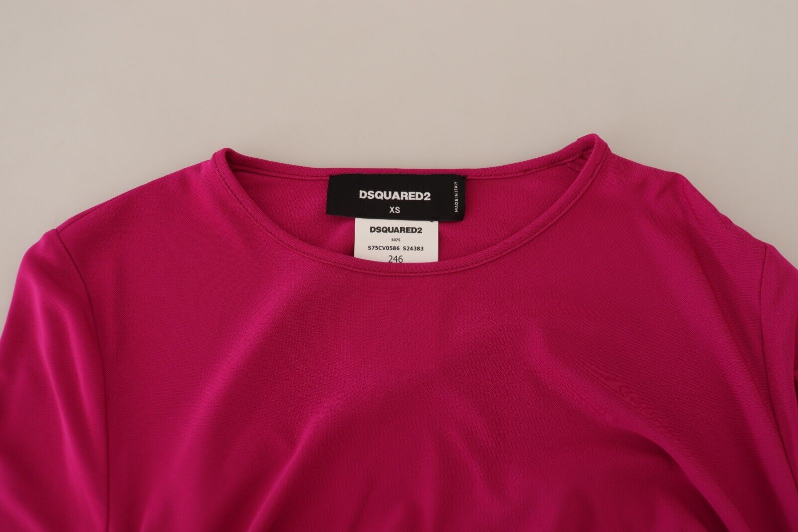 Robe courte fuchsia en viscose à manches longues et drapée de la marque Dsquared², avec un style élégant et moderne.