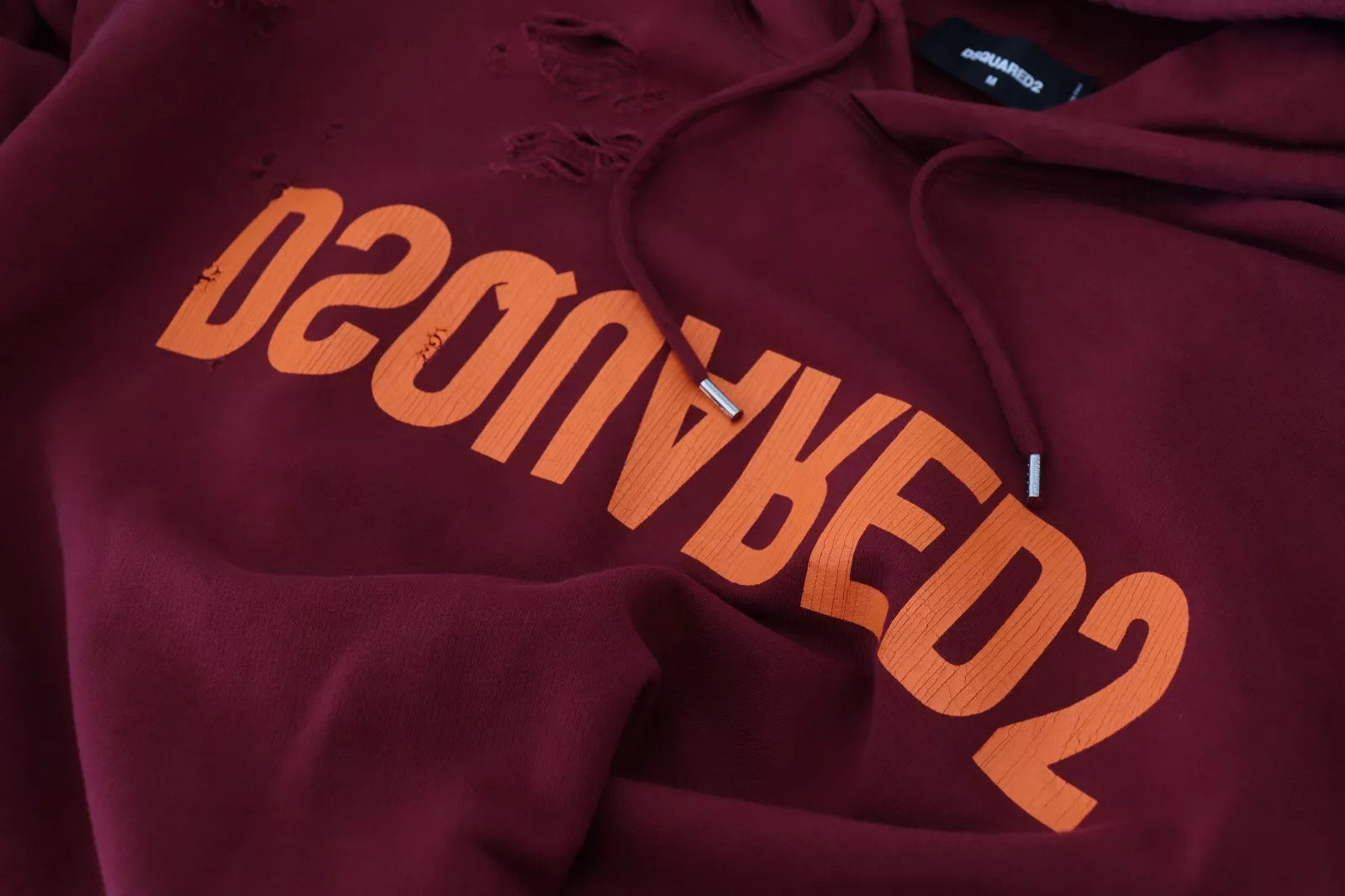Sweat à capuche en coton bordeaux déchiré avec imprimé de la marque Dsquared², look décontracté et tendance.