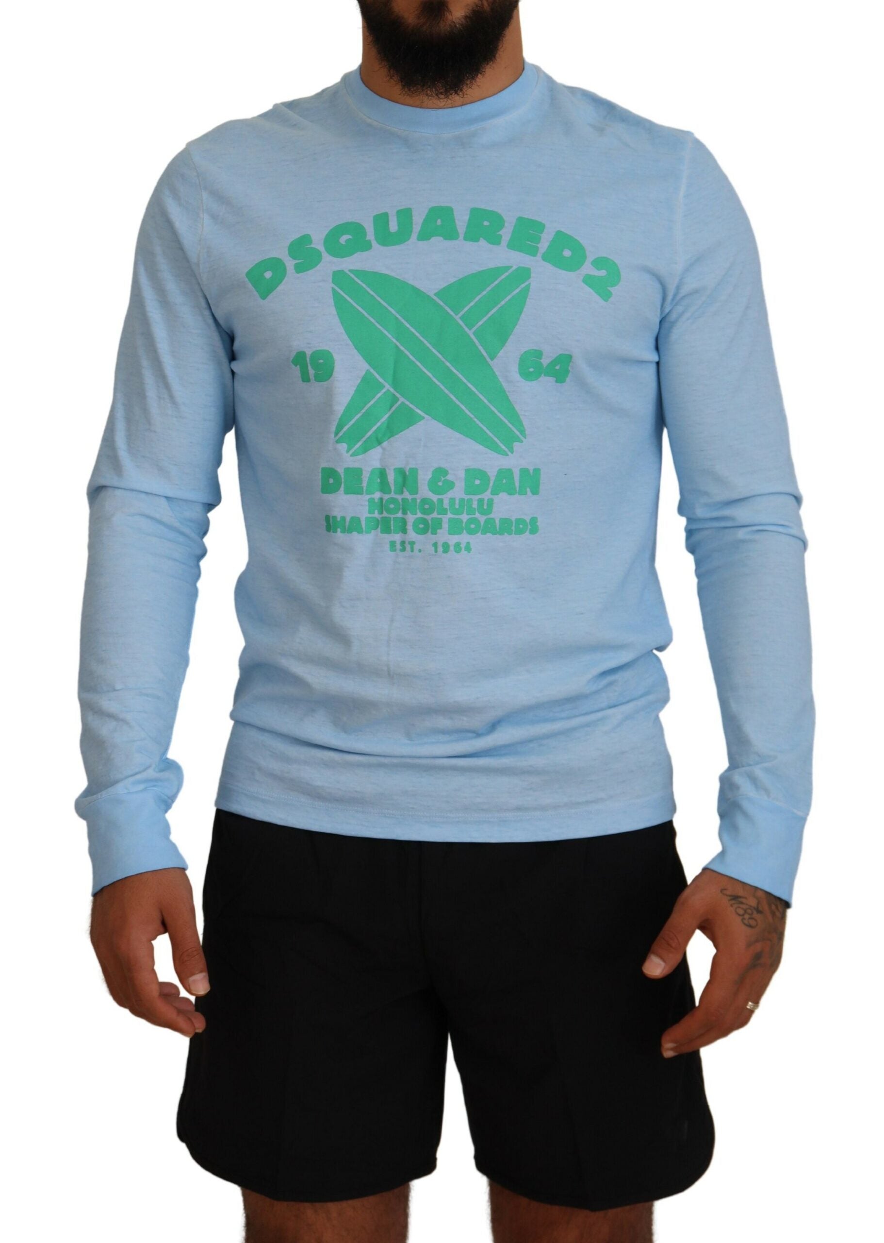 Pull homme à manches longues de Dsquared² bleu clair avec imprimé, doux et confortable, visible en gros plan dans l'image.