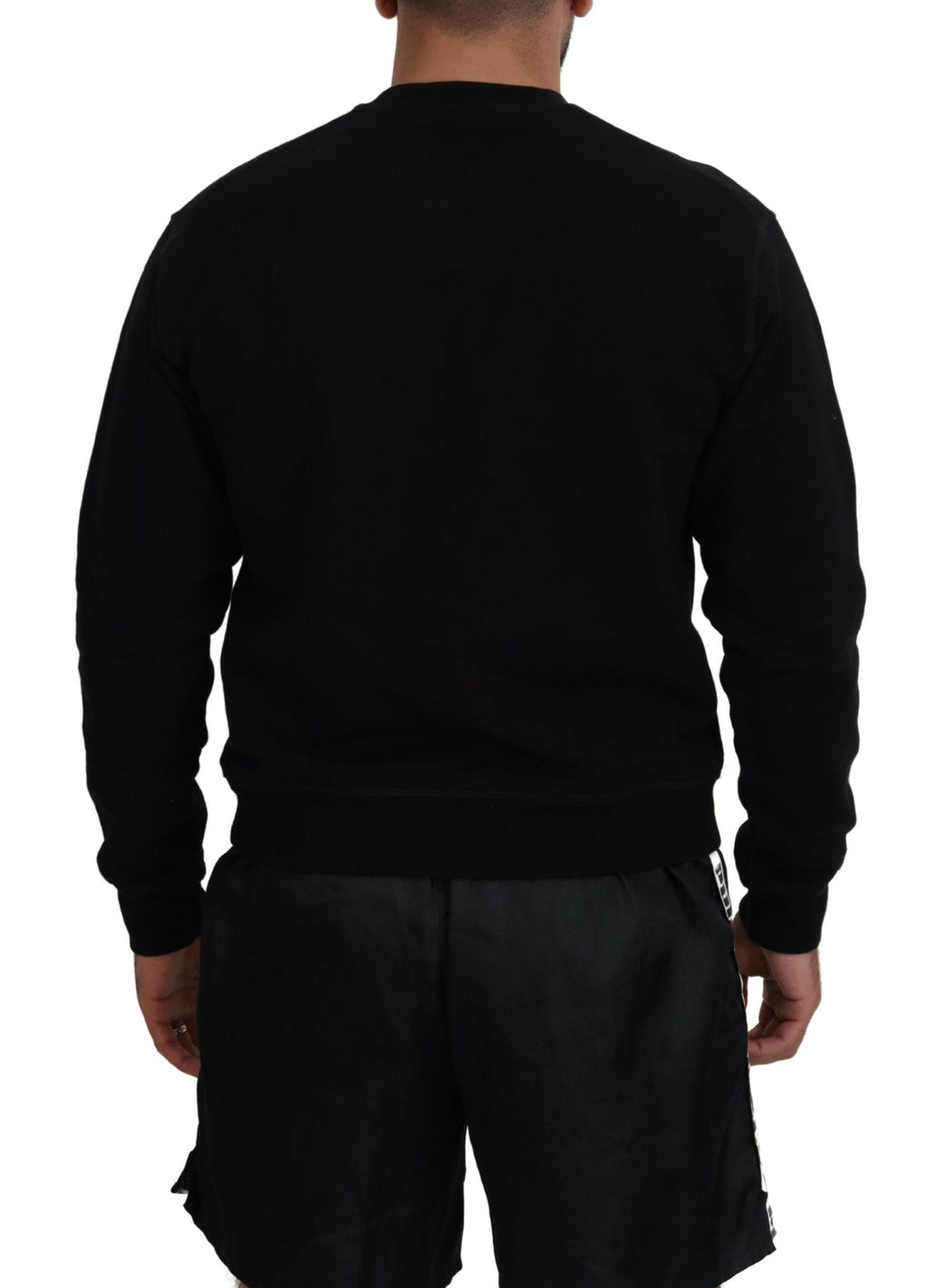 Pull à manches longues noir imprimé de Dsquared², sweater décontracté avec motif distinctif, porté sur un mannequin.
