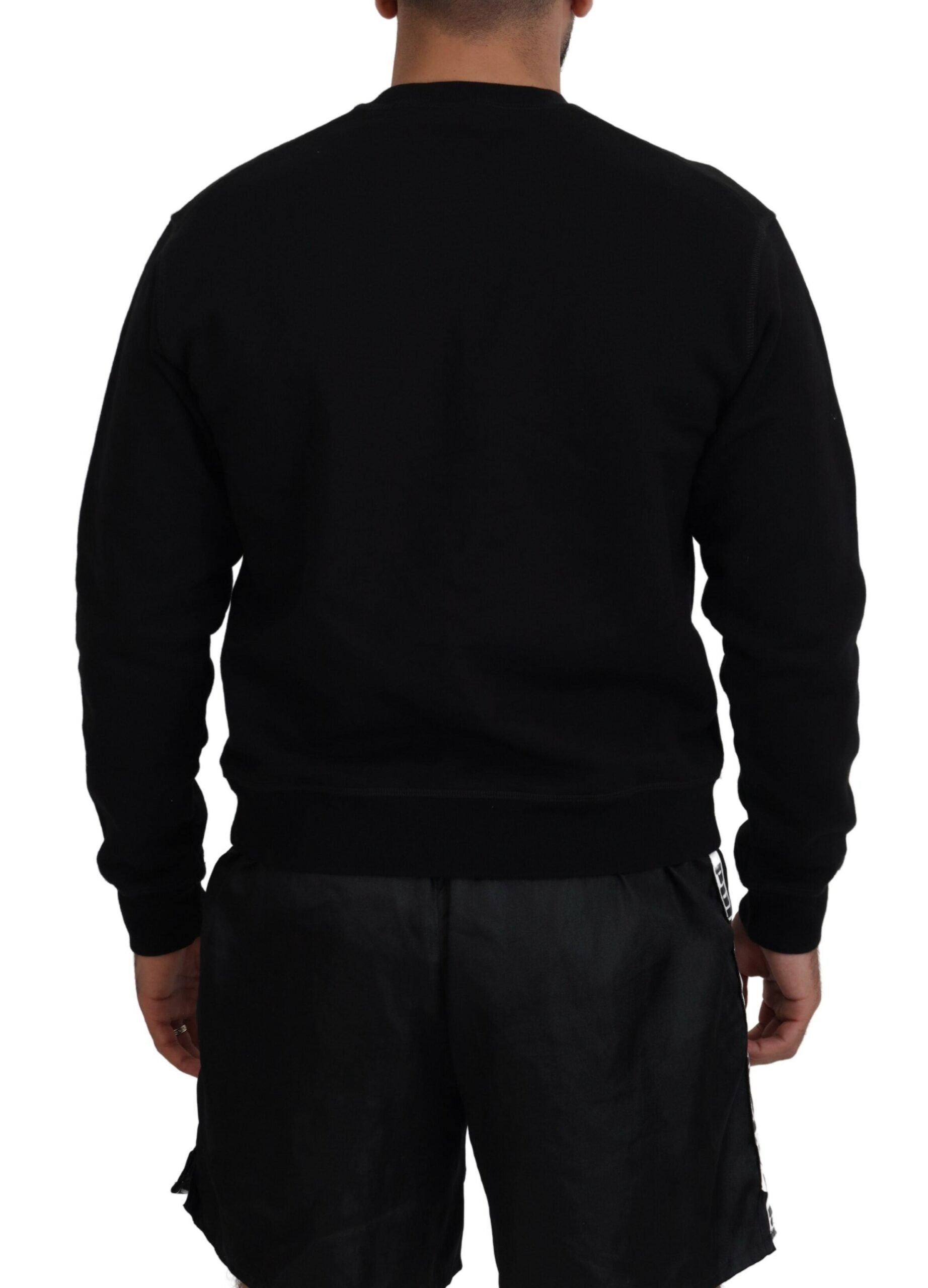 Pull à manches longues noir imprimé de Dsquared², sweater décontracté avec motif distinctif, porté sur un mannequin.