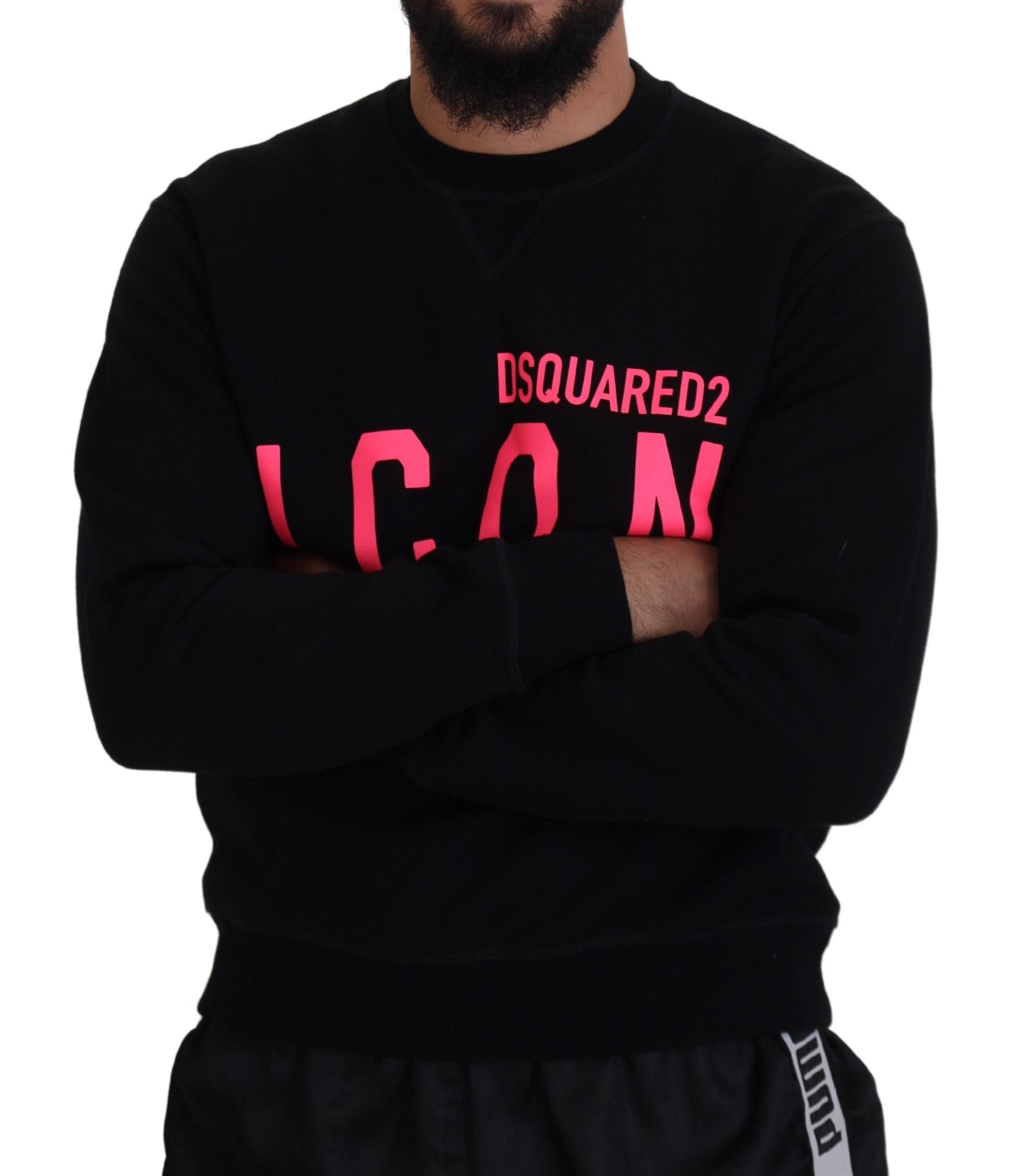 Pull doux noir à manches longues avec imprimé de la marque Dsquared², porté sur mannequin.