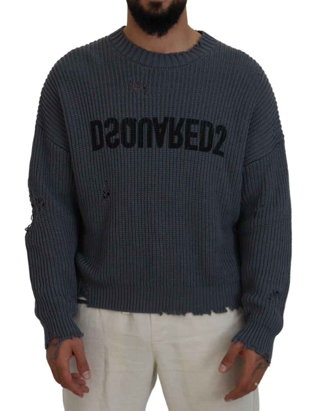 Pull en tricot gris pour homme Dsquared² avec déchirures, pull décontracté et tendance, vue en gros plan.