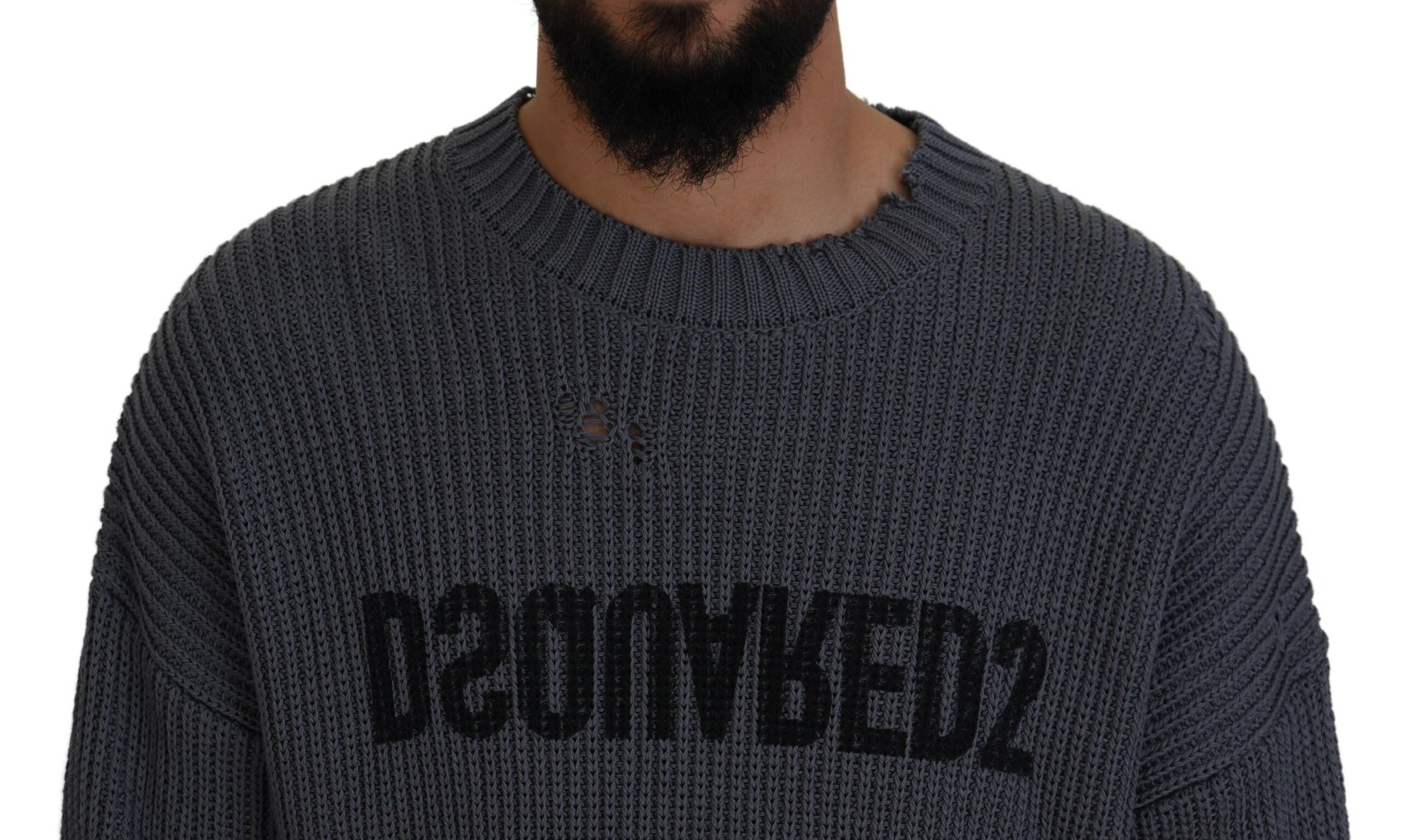 Pull en maille gris déchiré pour homme de Dsquared², style décontracté et tendance, visible avec détails usés.