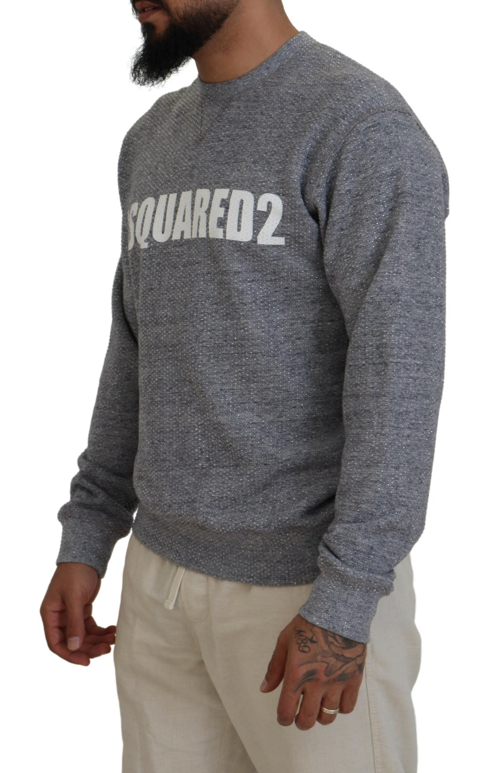 Pull homme gris Dsquared² avec embellissements en cristal, style élégant et moderne, visible avec détails de cristaux sur le devant.