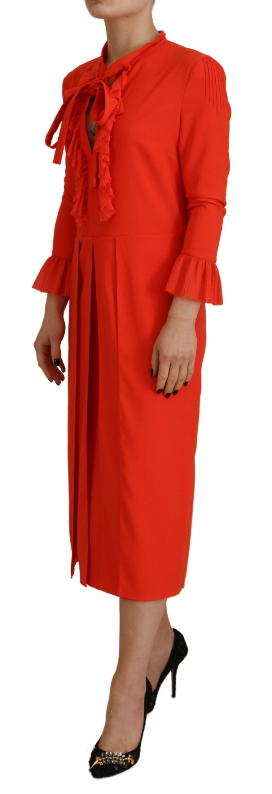 Robe midi en polyester rouge à manches longues plissées de Dsquared², élégante et fluide, portée sur un mannequin.