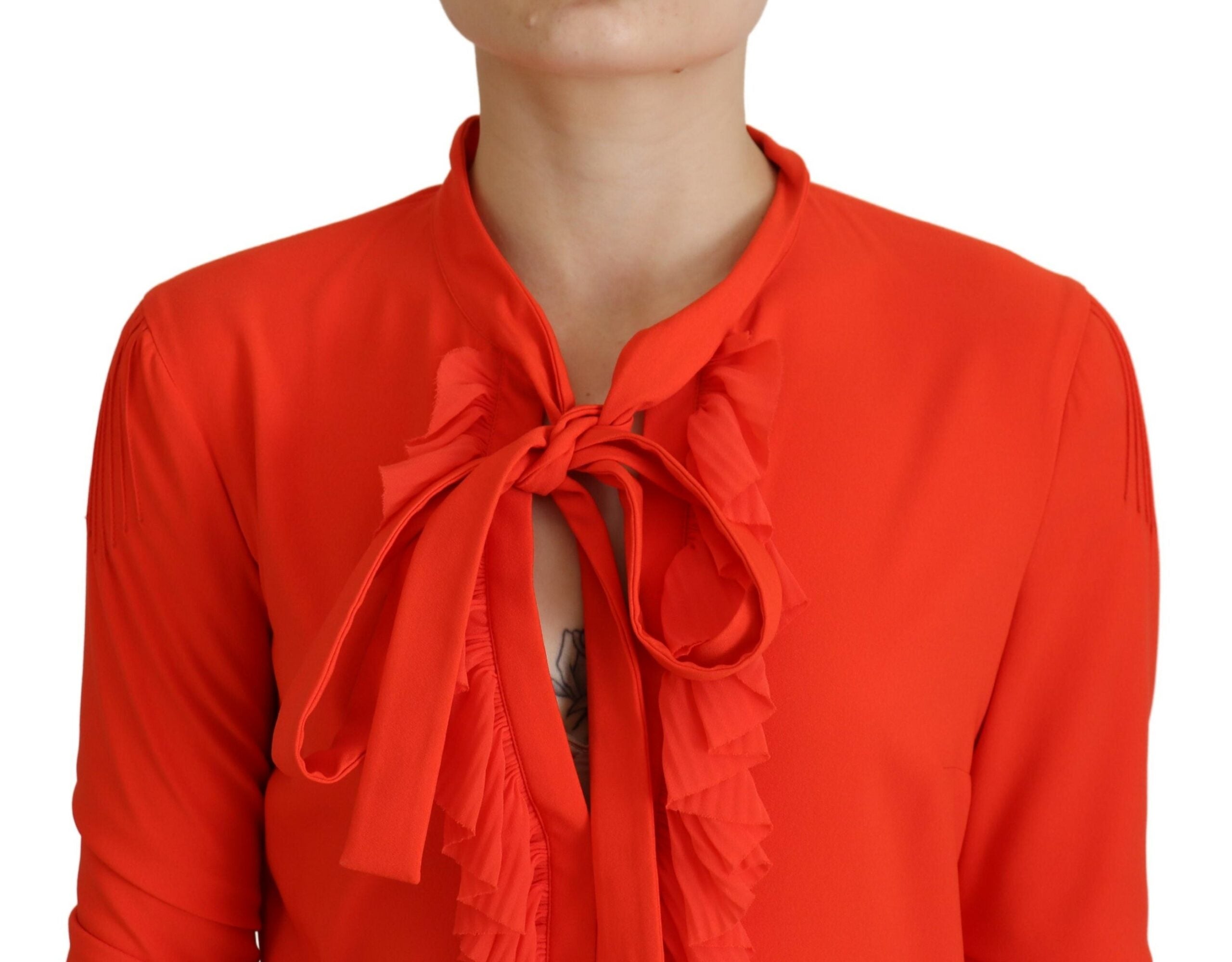 Robe midi à manches longues en polyester rouge avec plis, signée Dsquared², visible en détail dans l'image.