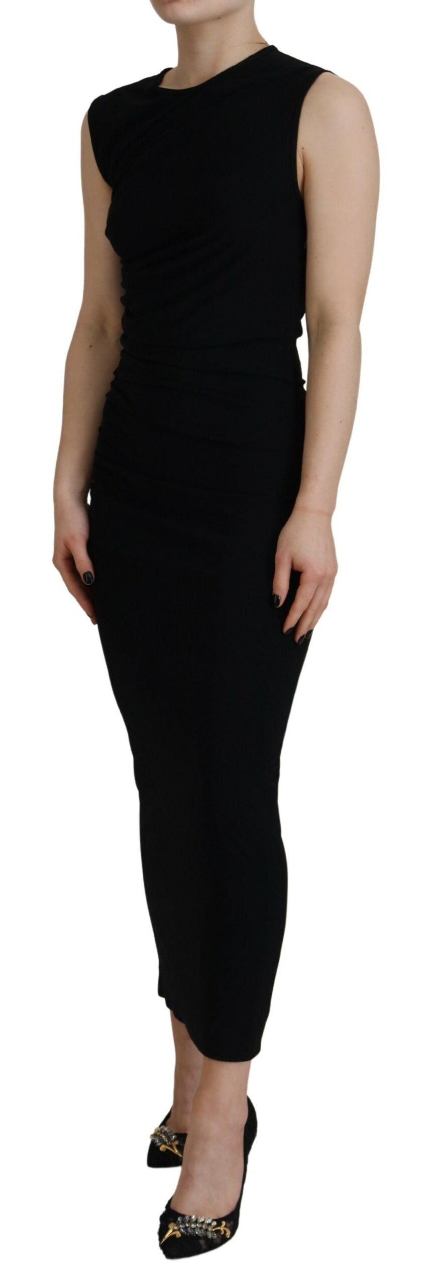 Robe longue sans manches en viscose noire de Dsquared², style ruche élégante et ajustée, portée légèrement drapée.