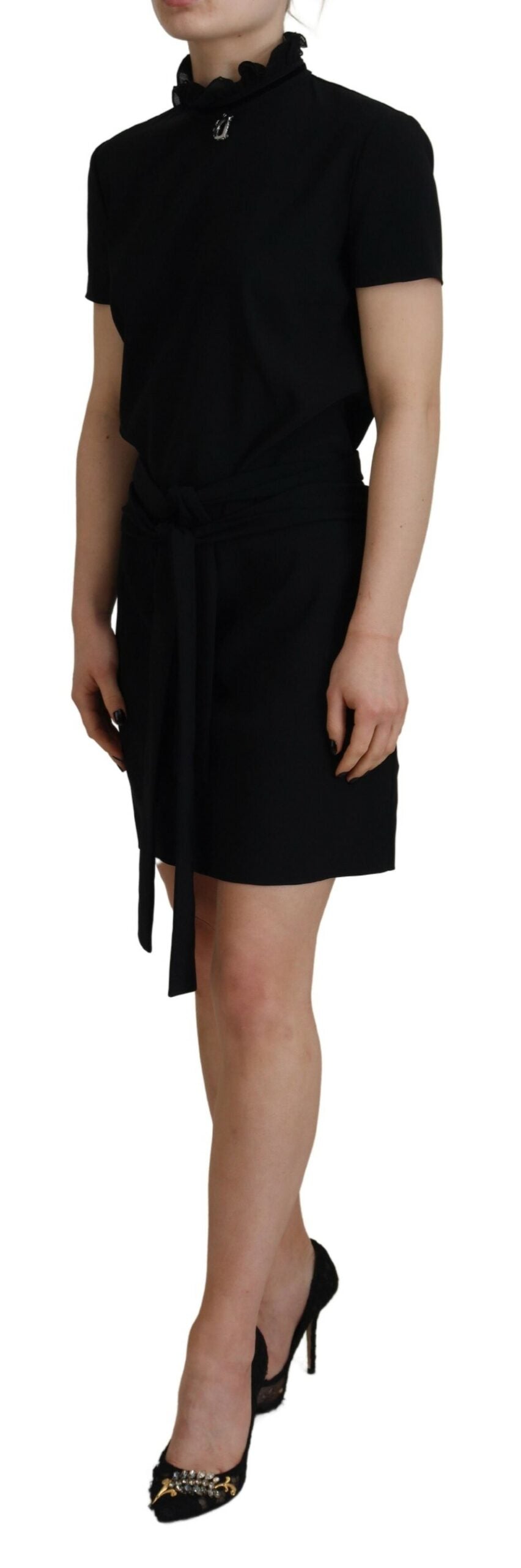 Robe courte noire en polyester à manches courtes de la marque Dsquared², coupe ajustée et élégante, portée sur mannequin.