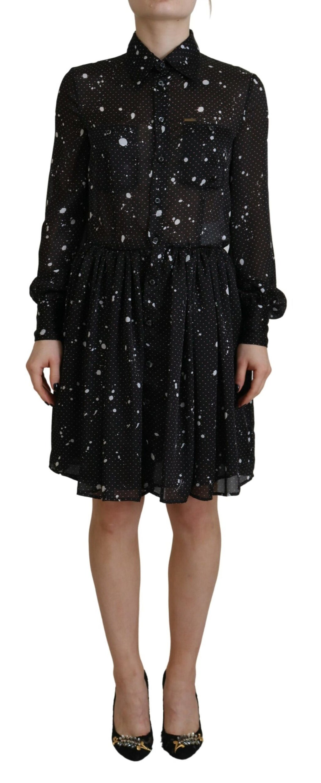 Robe à manches longues à pois noirs de Dsquared², boutons sur le devant, tissu fluide et élégant.