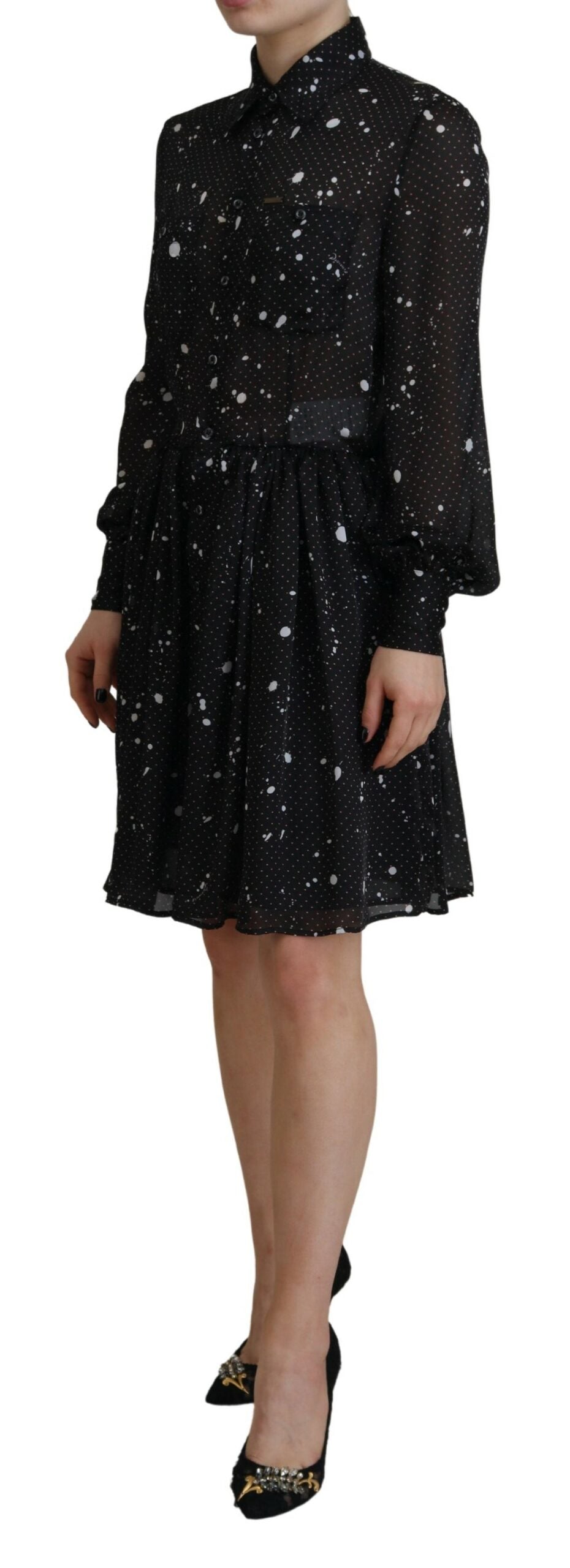 Robe longue à manches longues à pois noirs de Dsquared², boutonnière élégante et tissu fluide.