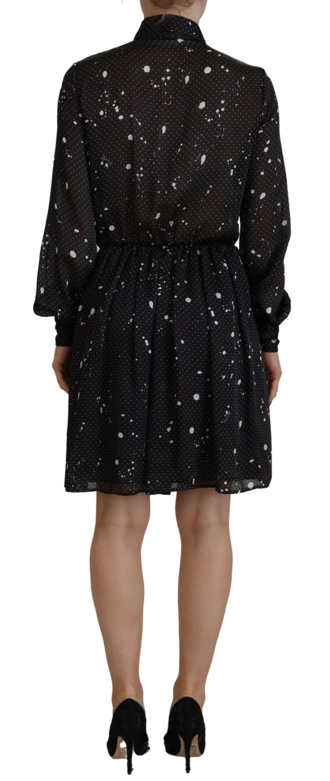 Robe à manches longues à pois noirs de Dsquared², boutonnière devant, style élégant et féminin.