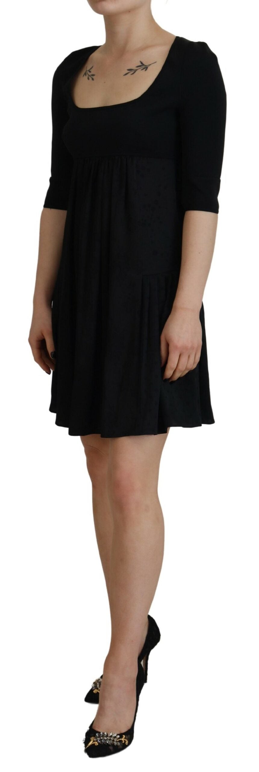 Robe portefeuille noire Dsquared² en acétate à manches courtes et coupe trapèze, élégante et fluide.