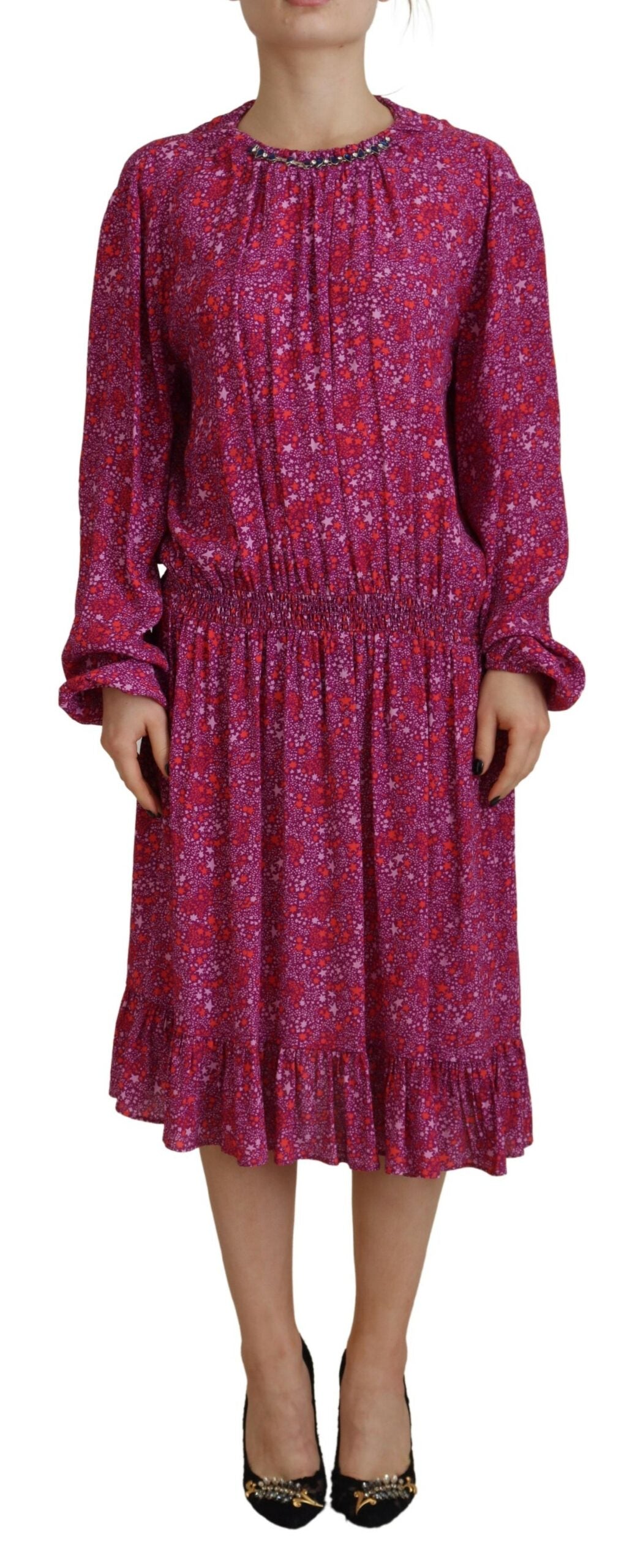 Robe longue à manches longues Dsquared² avec étoiles fuchsia brillantes et embellissements, design élégant et tendance.