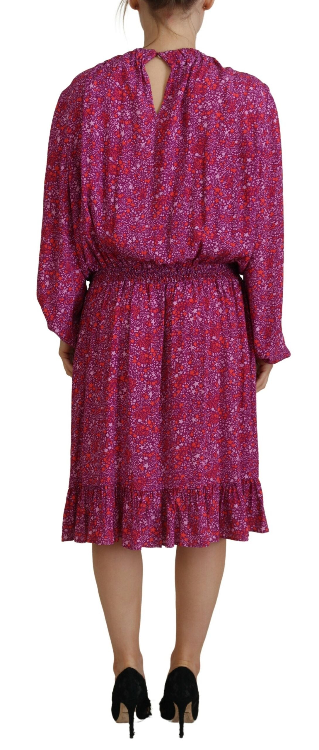 Robe longue à manches longues Dsquared² avec étoiles fuchsia brillantes et embellissements, style élégant et coloré.