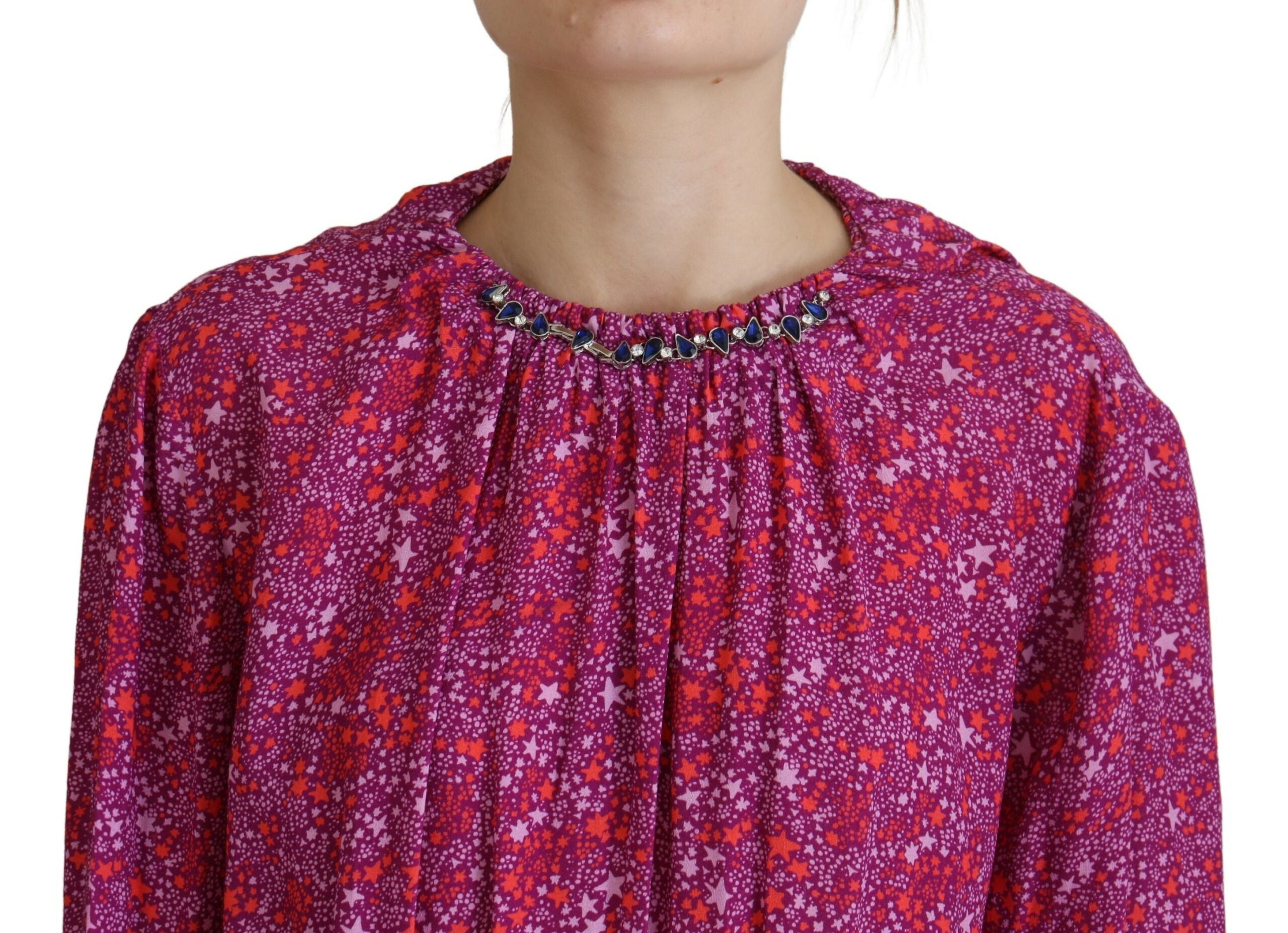 Robe longue à manches longues Dsquared² avec étoiles fuchsia brillantes et embellissements pour un look élégant et coloré.