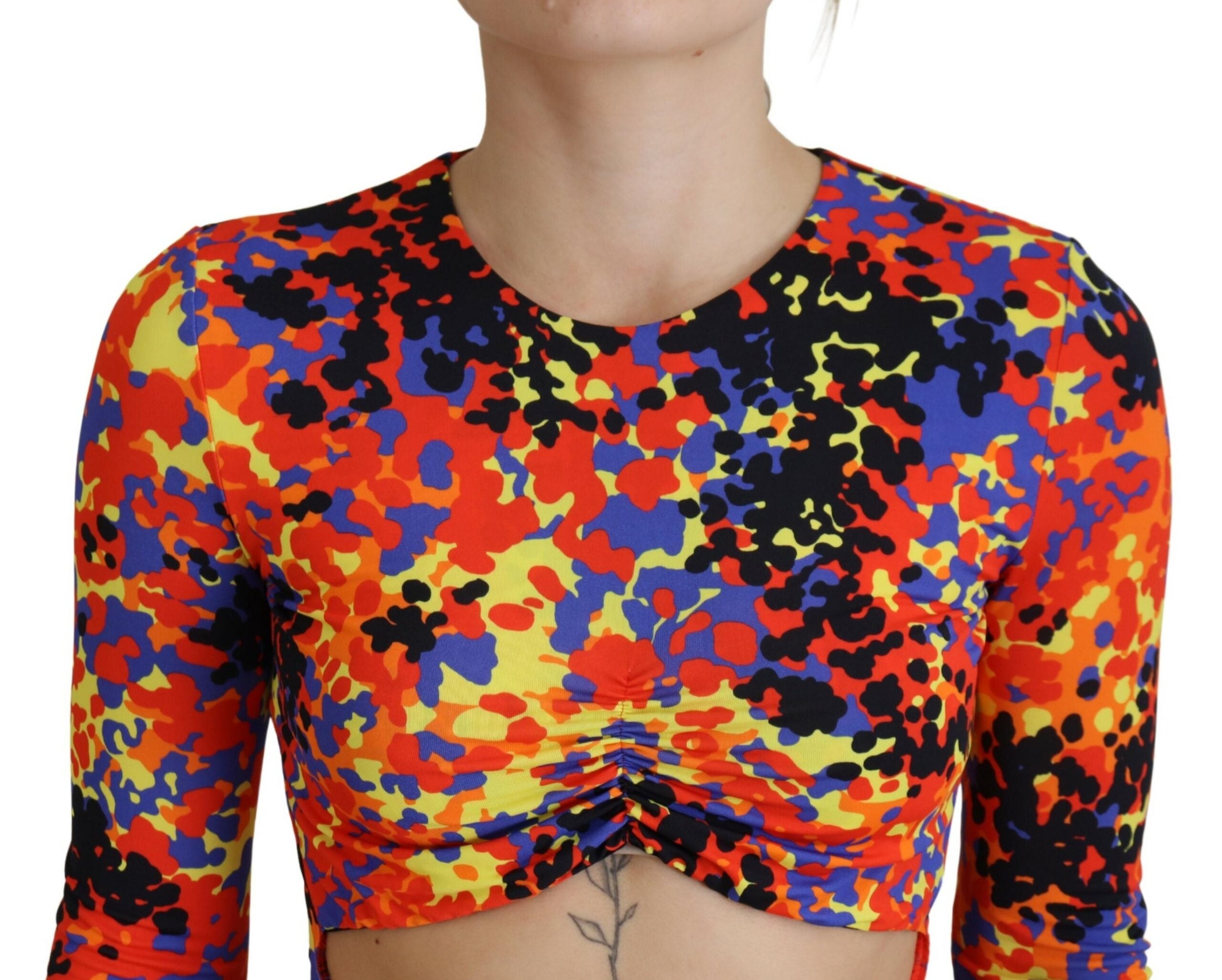 Robe longue à manches longues de style batik multicolore de Dsquared², avec décolleté ouvert et design tendance.