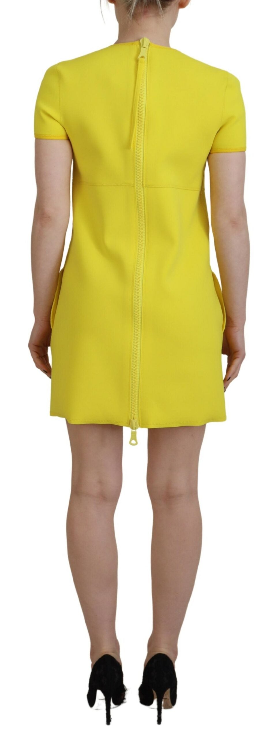 Robe courte en nylon jaune avec manches courtes et col rond de la marque Dsquared², vue de face.