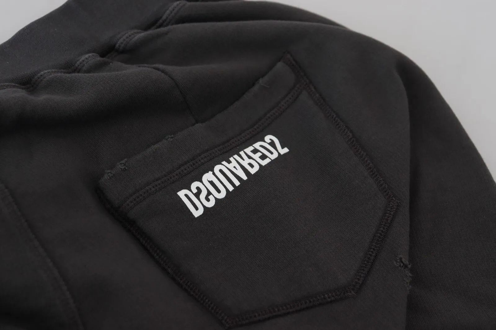 Shorts en coton noir Dsquared², taille mi-hauteur, déchirés et fuselés, style décontracté et tendance.