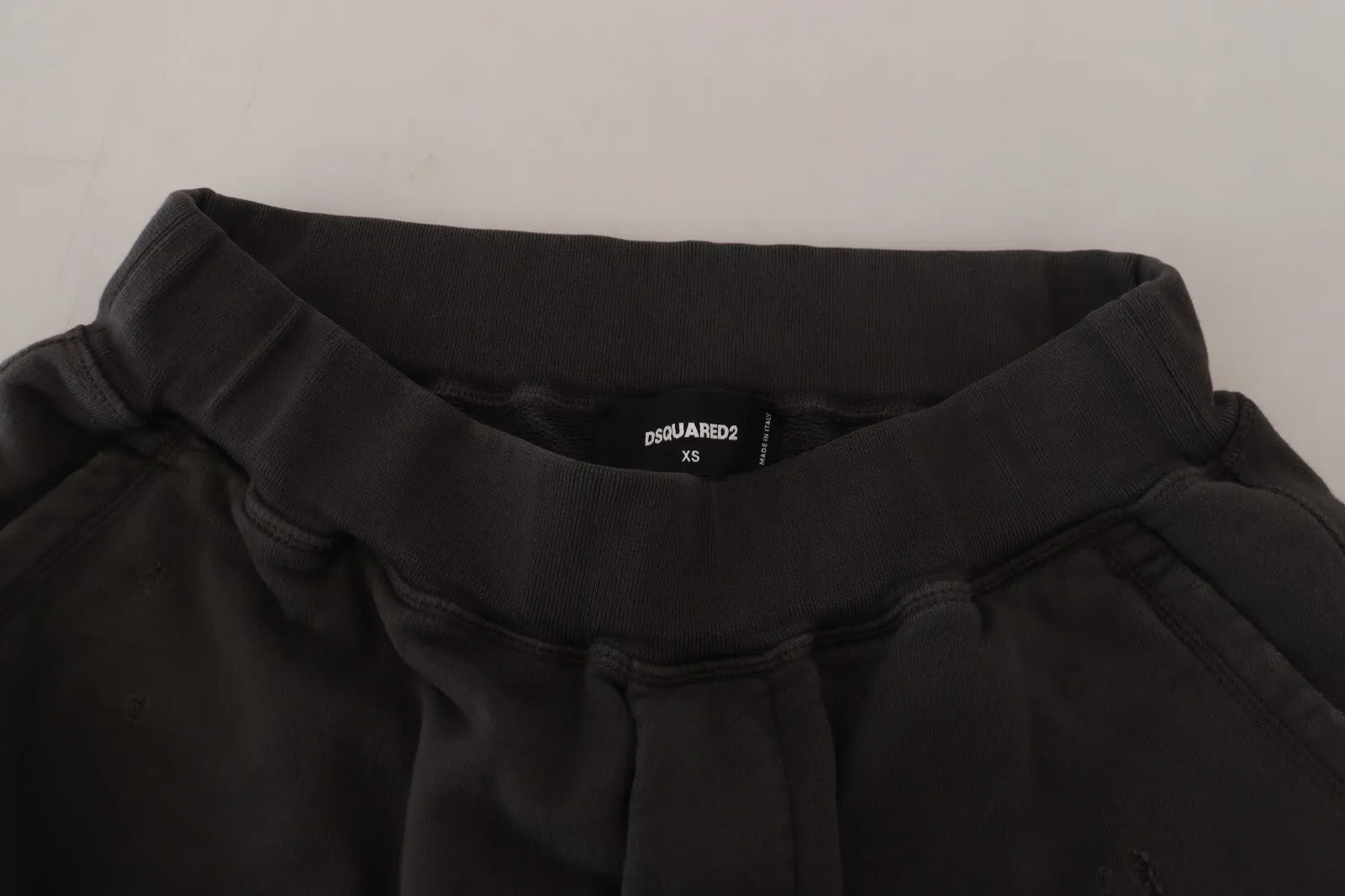 Shorts en coton noir Dsquared², coupe tapered à taille mi-haute avec déchirures et style décontracté, visible en image.