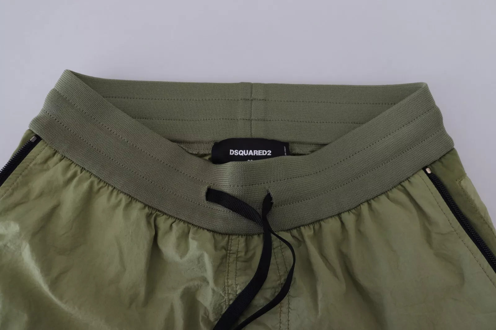 Shorts en coton vert Dsquared², taille mi-haute avec cordon de serrage, coupe taperée, pour un style décontracté et tendance.