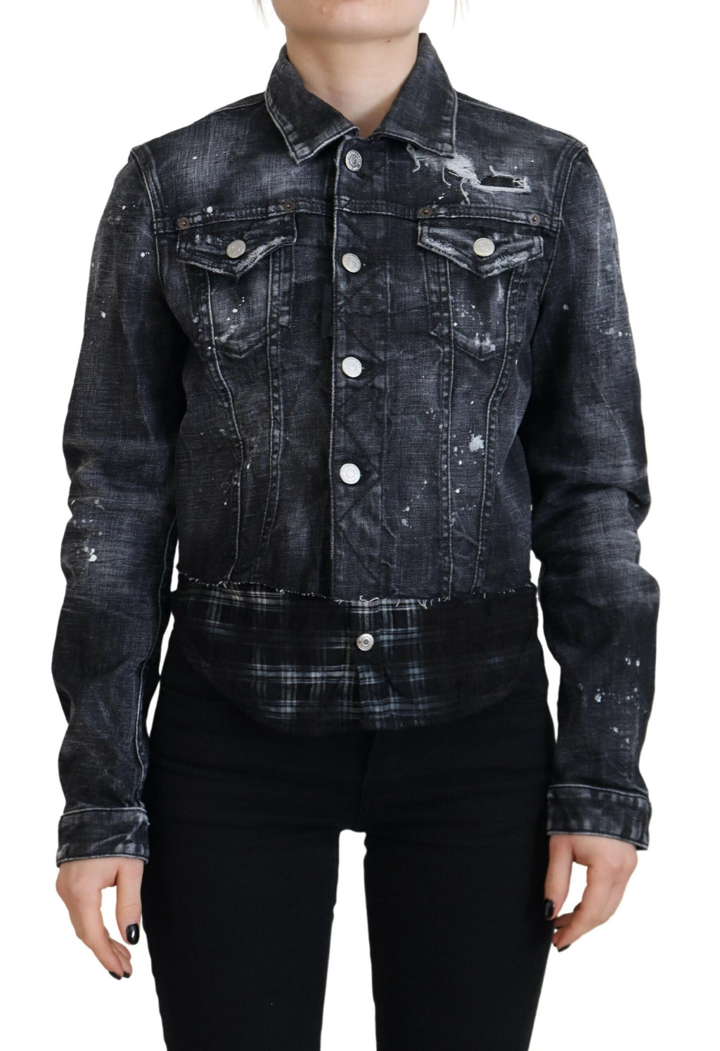 Veste en denim gris délavé et distressed de la marque Dsquared², coupe décontractée et détails usés visibles sur l'image.