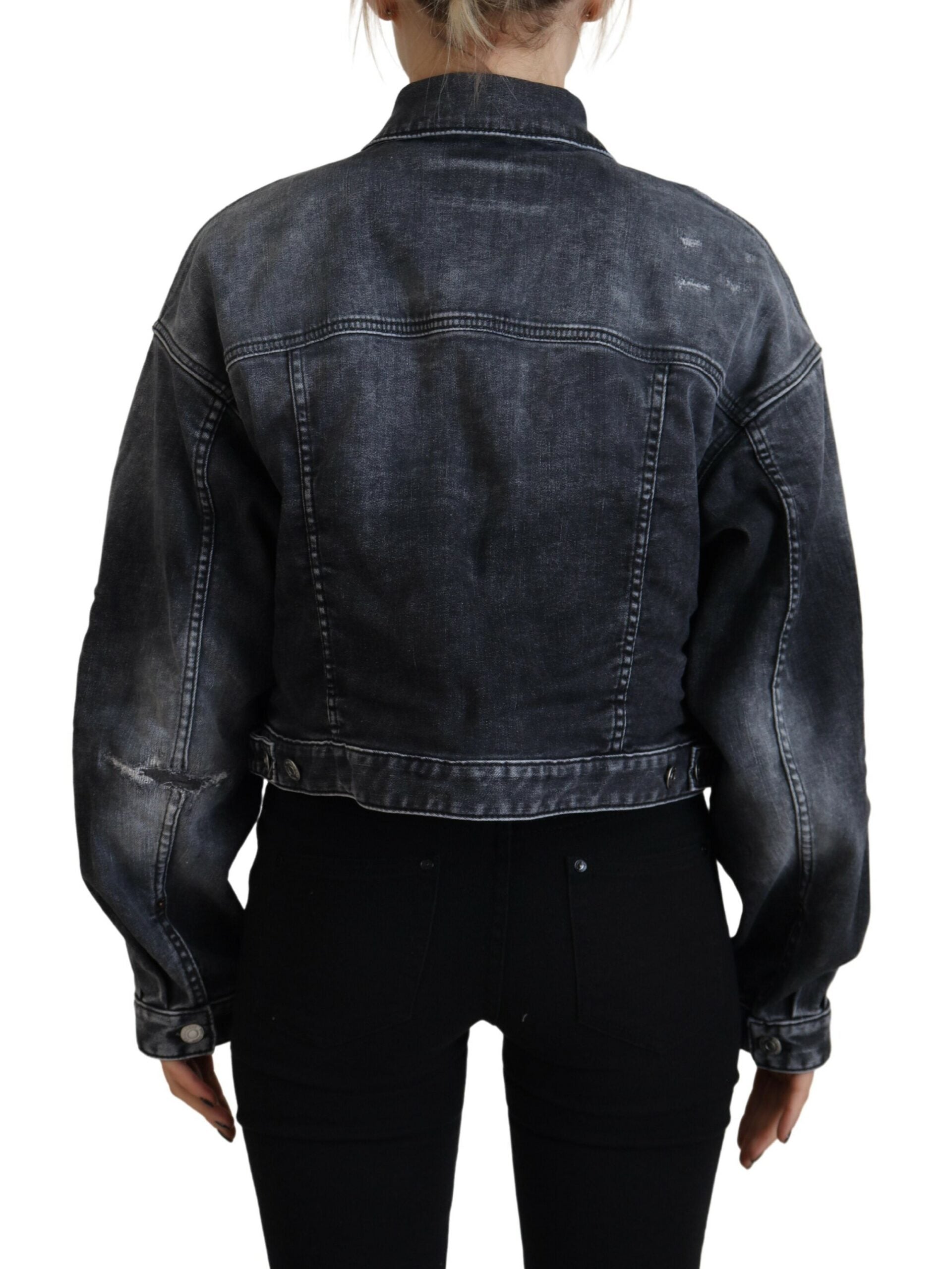 Veste en jean courte en coton délavé gris de Dsquared², coupe crop, style décontracté et tendance, visible sur le mannequin.