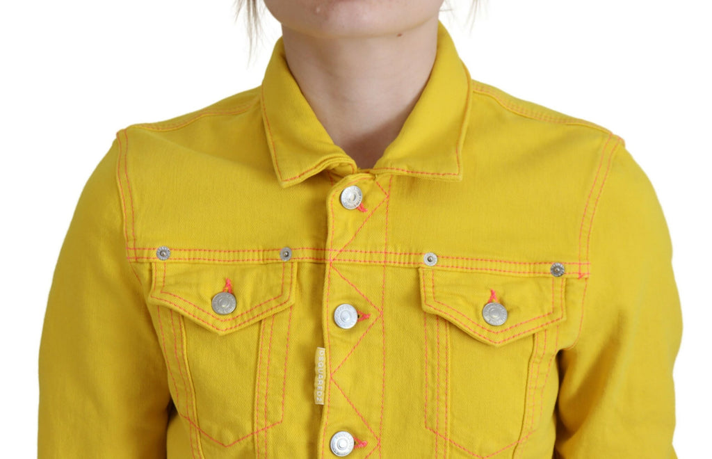 Veste en jean à manches longues et col jaune de Dsquared², vue de face, détails du tissu en denim.