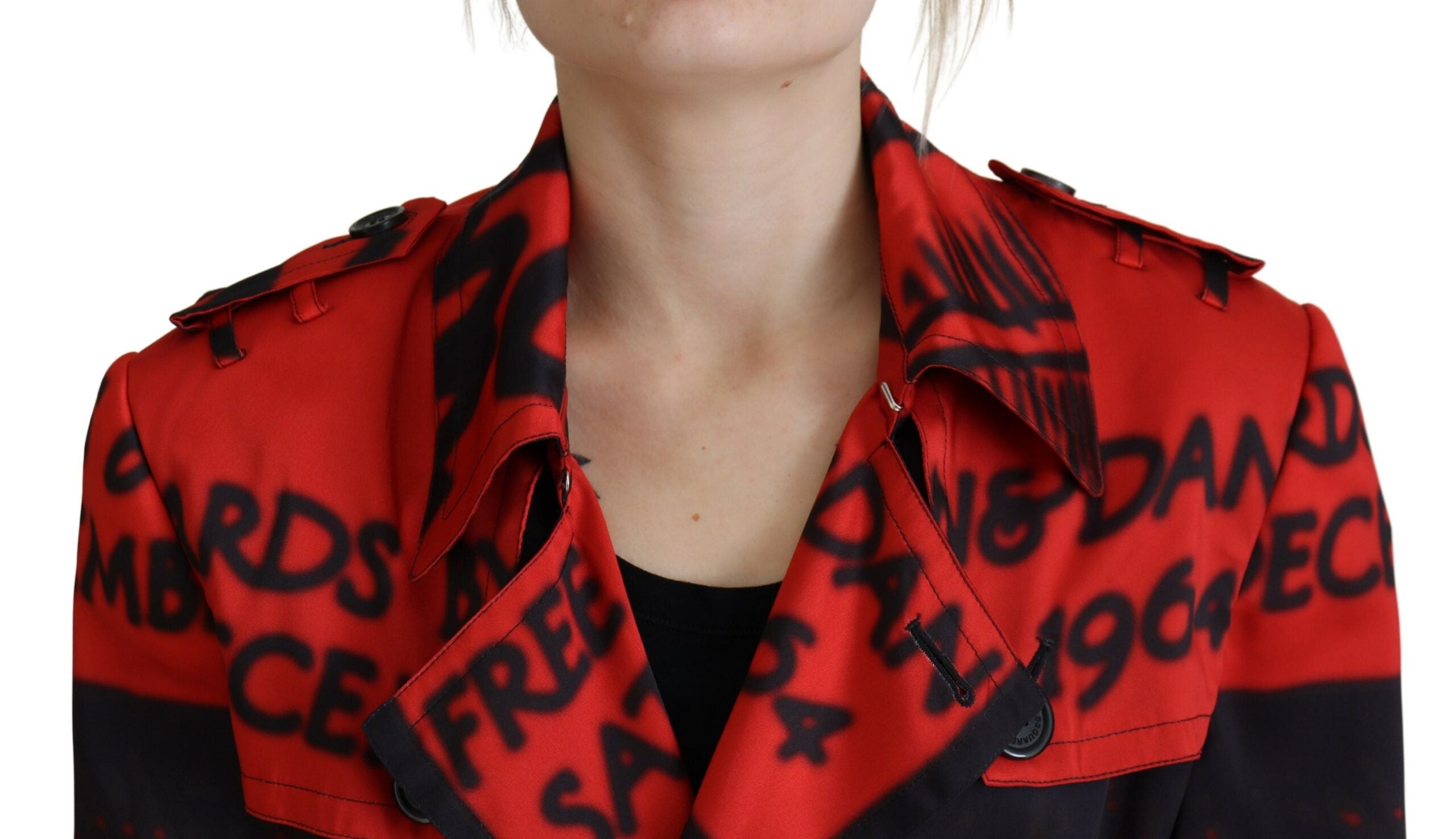 Veste Dsquared² pour femme avec motif imprimé rouge, col à boutons, coupe élégante, en tissu léger et tendance.