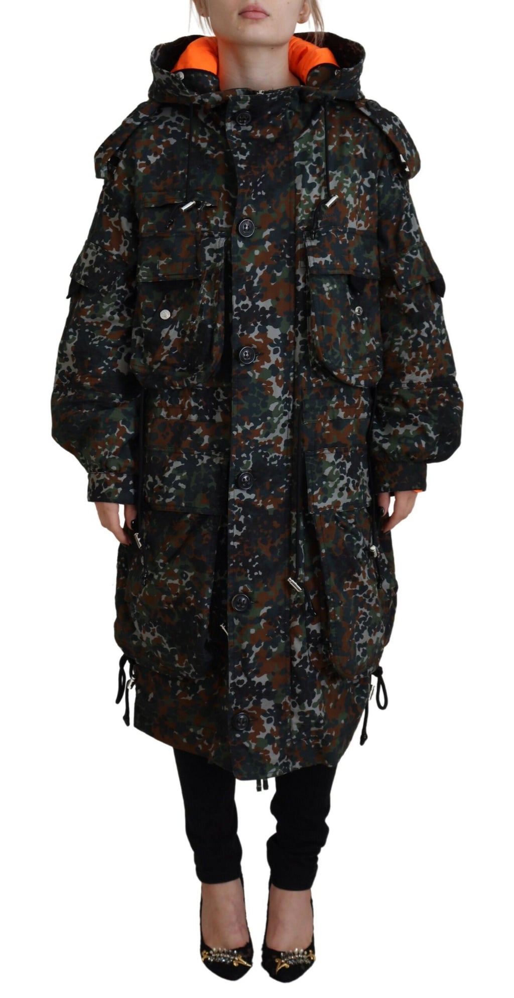 Veste parka à capuche Dsquared², motif camouflage vert et style goth, avec fermeture éclair et poches visibles.