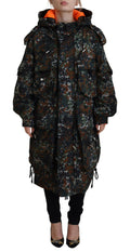 Veste parka à capuche Dsquared², motif camouflage vert et style goth, avec fermeture éclair et poches visibles.