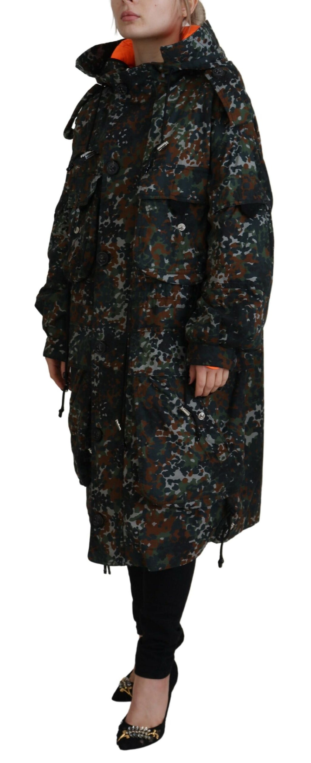 Veste parka camouflage verte avec capuche de la marque Dsquared², style goth et look décontracté.