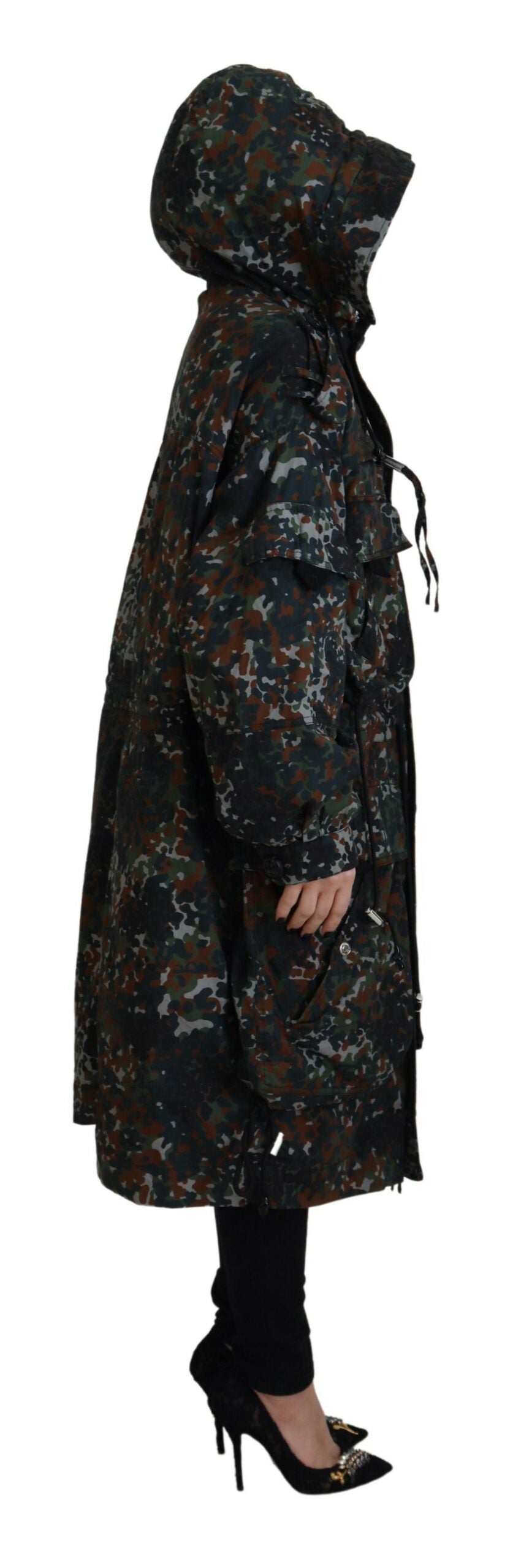 Veste parka à capuche pour homme Dsquared² avec motif camouflage vert et style goth, tissu résistant et look tendance.