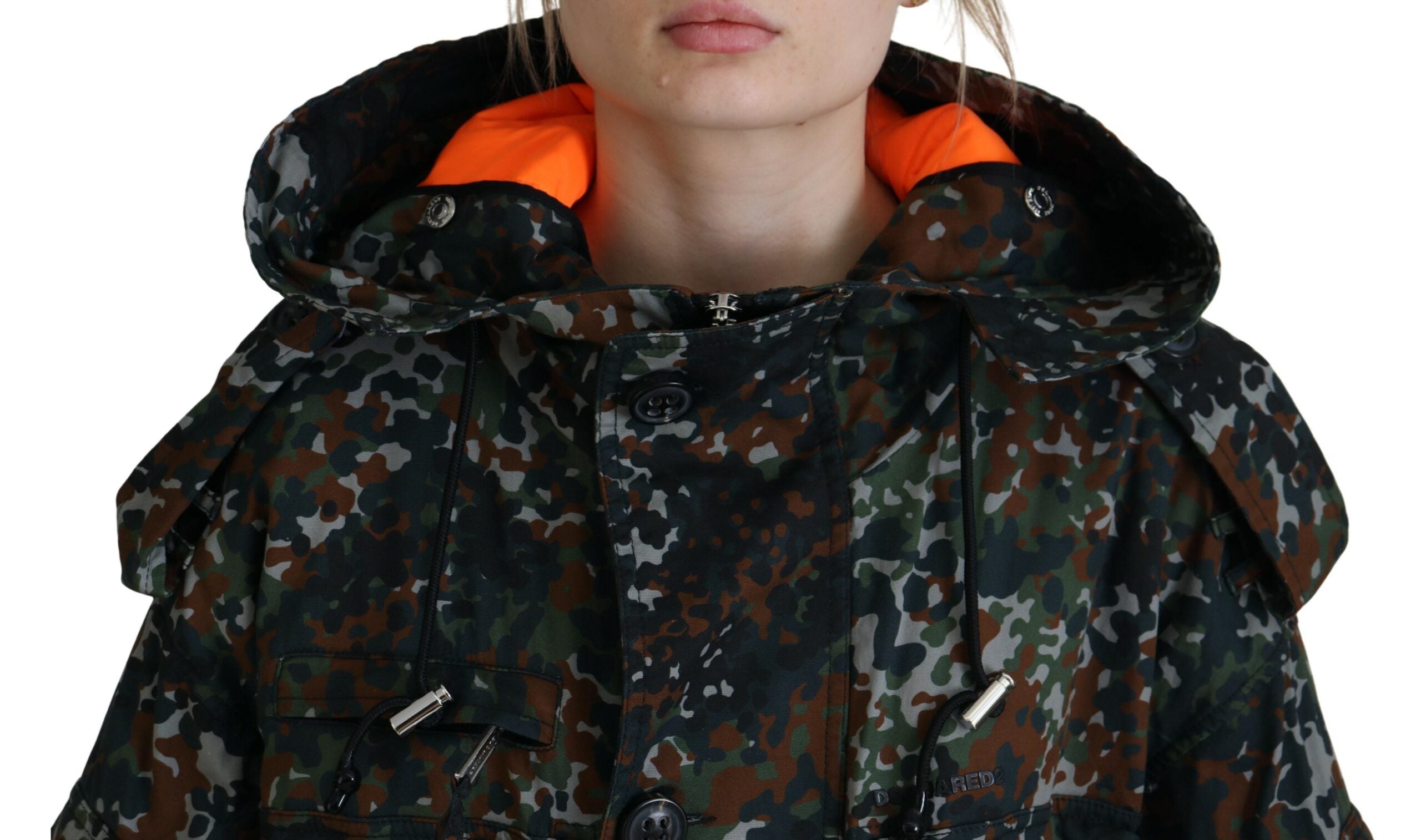 Veste parka camouflage avec capuche verte de Dsquared², style goth et moderne, aspect robuste et tendance.