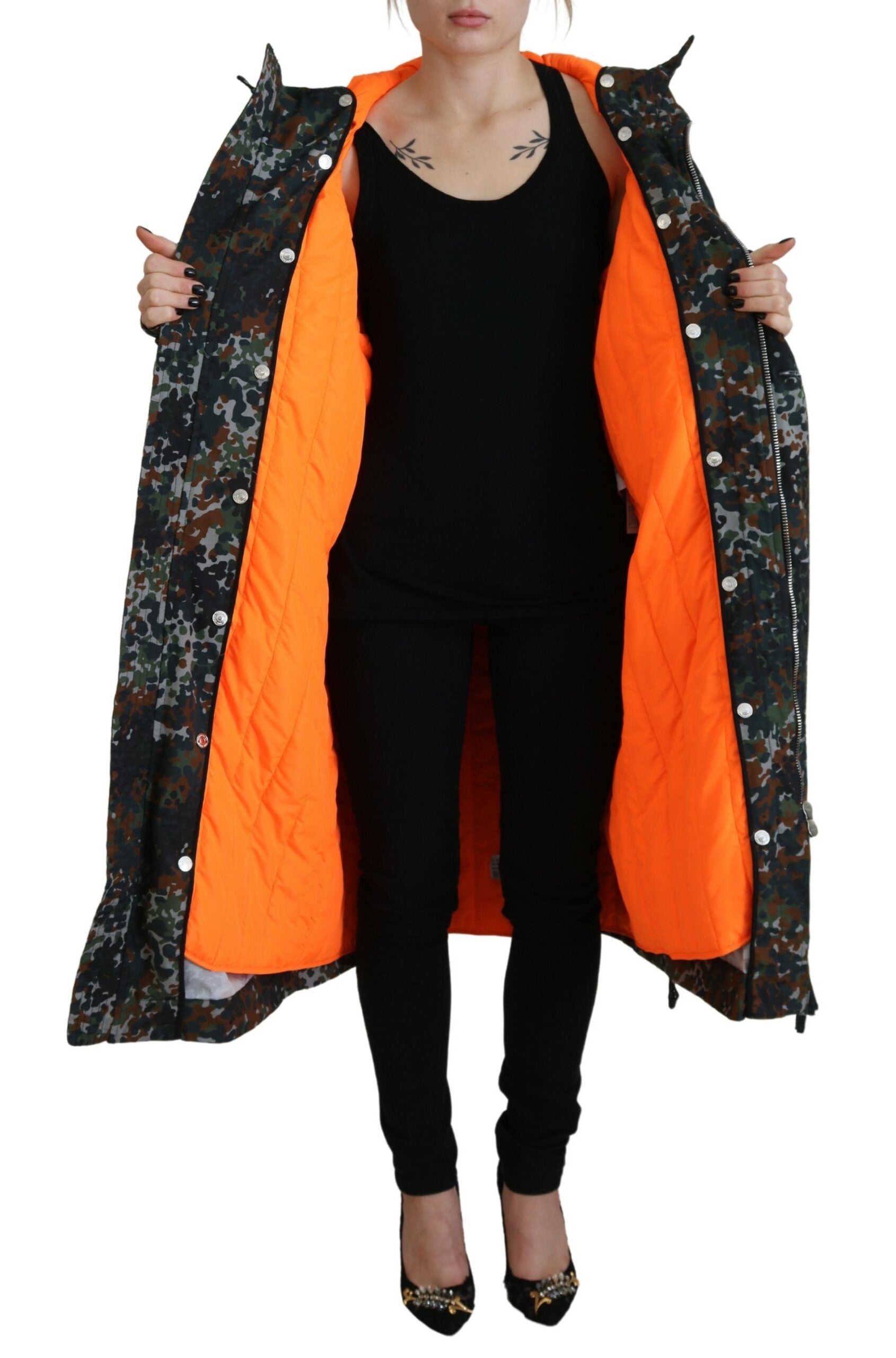 Veste parka camouflage verte avec capuche Dsquared², style goth et coupe décontractée, image montrant le motif et la texture du tissu.