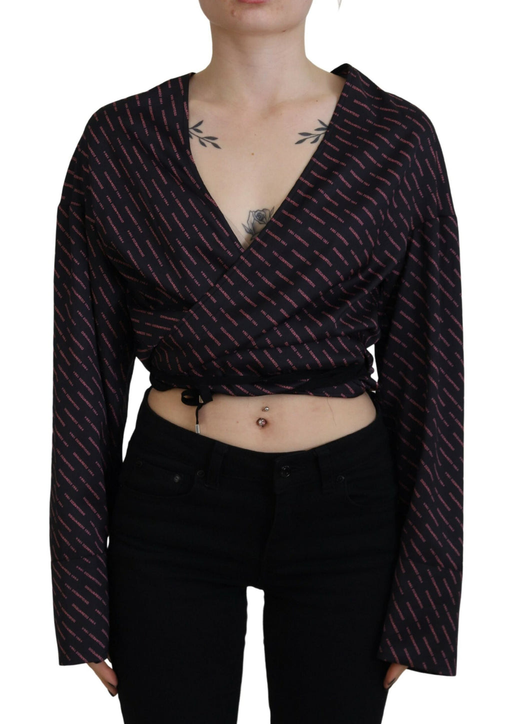 Haut court noir en polyester de Dsquared² avec logo imprimé, détail de blouse à manches longues et coupe crop.