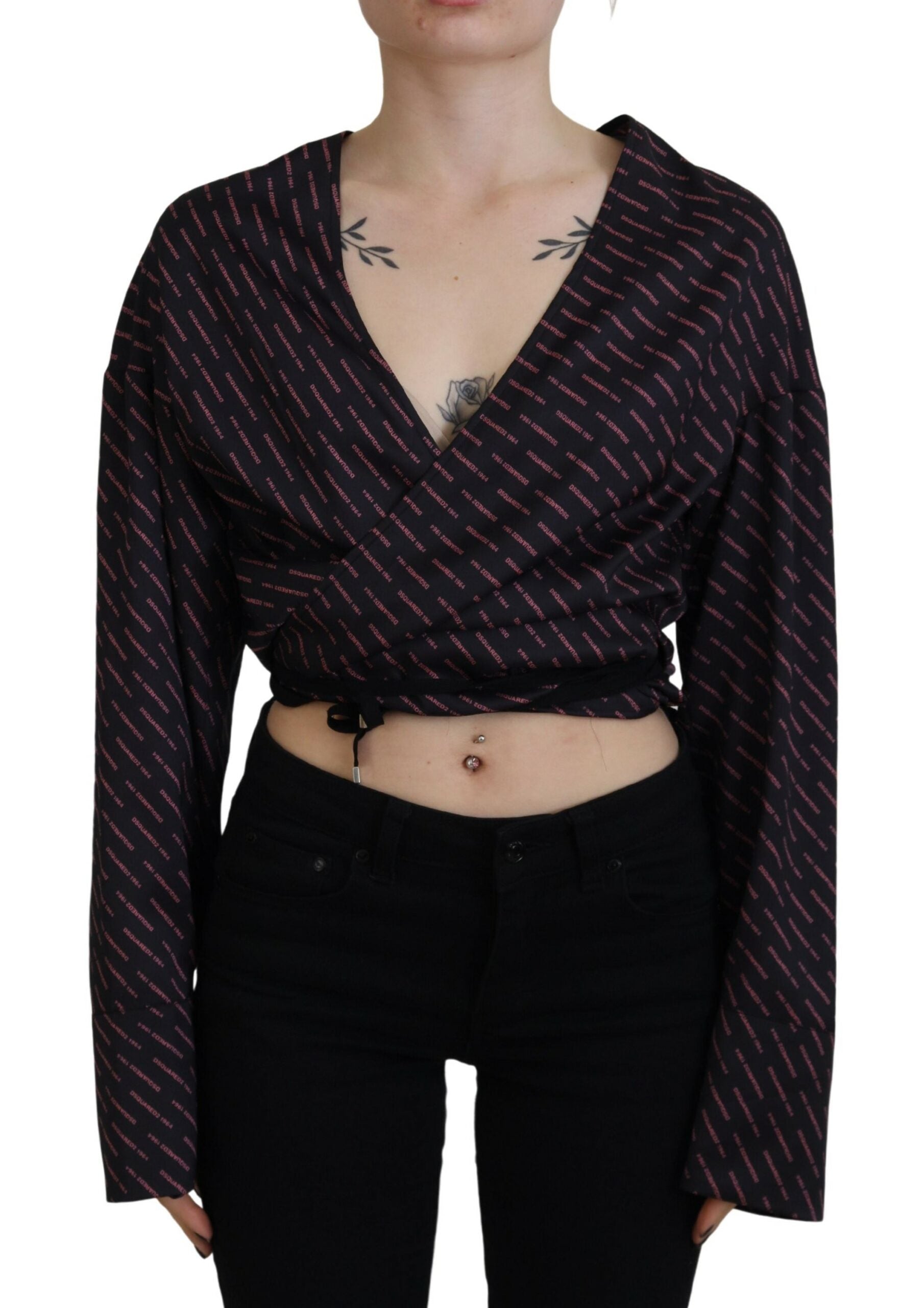 Chemisier cropped noir en polyester avec logo imprimé de Dsquared², visible avec col et manches courtes.