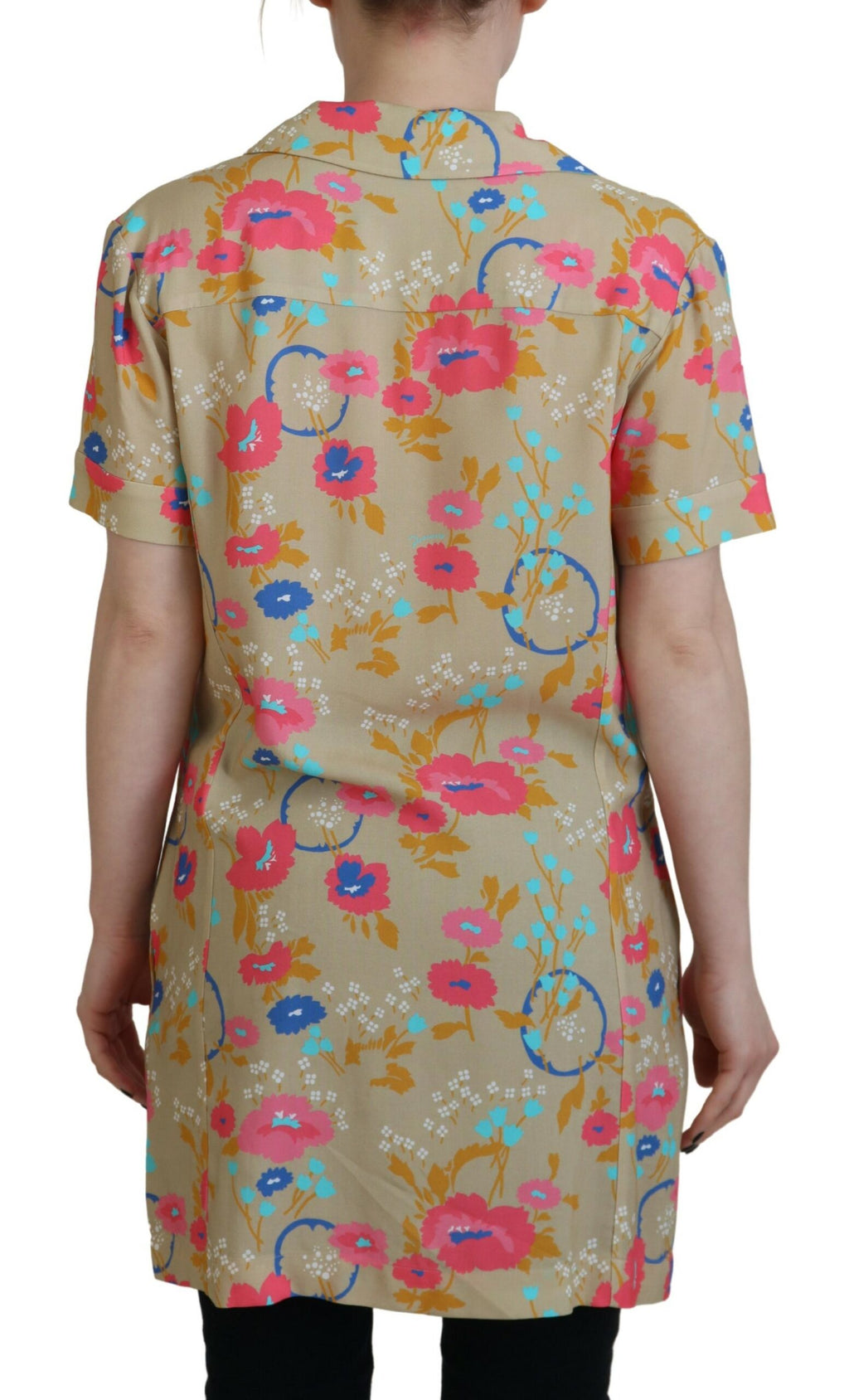 Blouse longue à col avec boutons, motif multicolore, de la marque Dsquared², visible avec détails de design coloré.