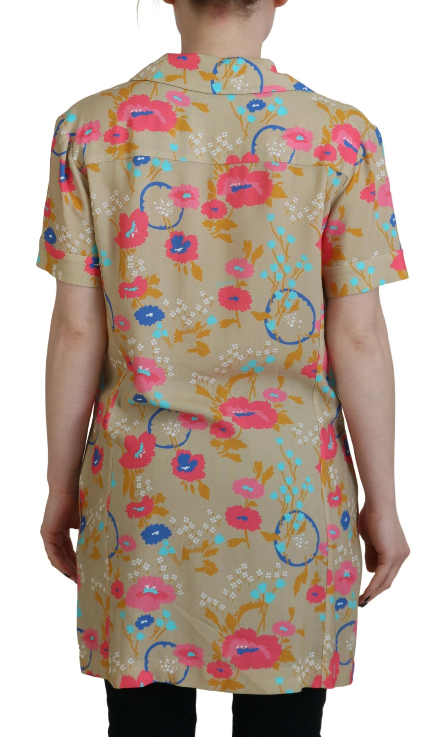 Blouse longue à col avec boutons, motif multicolore, de la marque Dsquared², visible avec détails de design coloré.