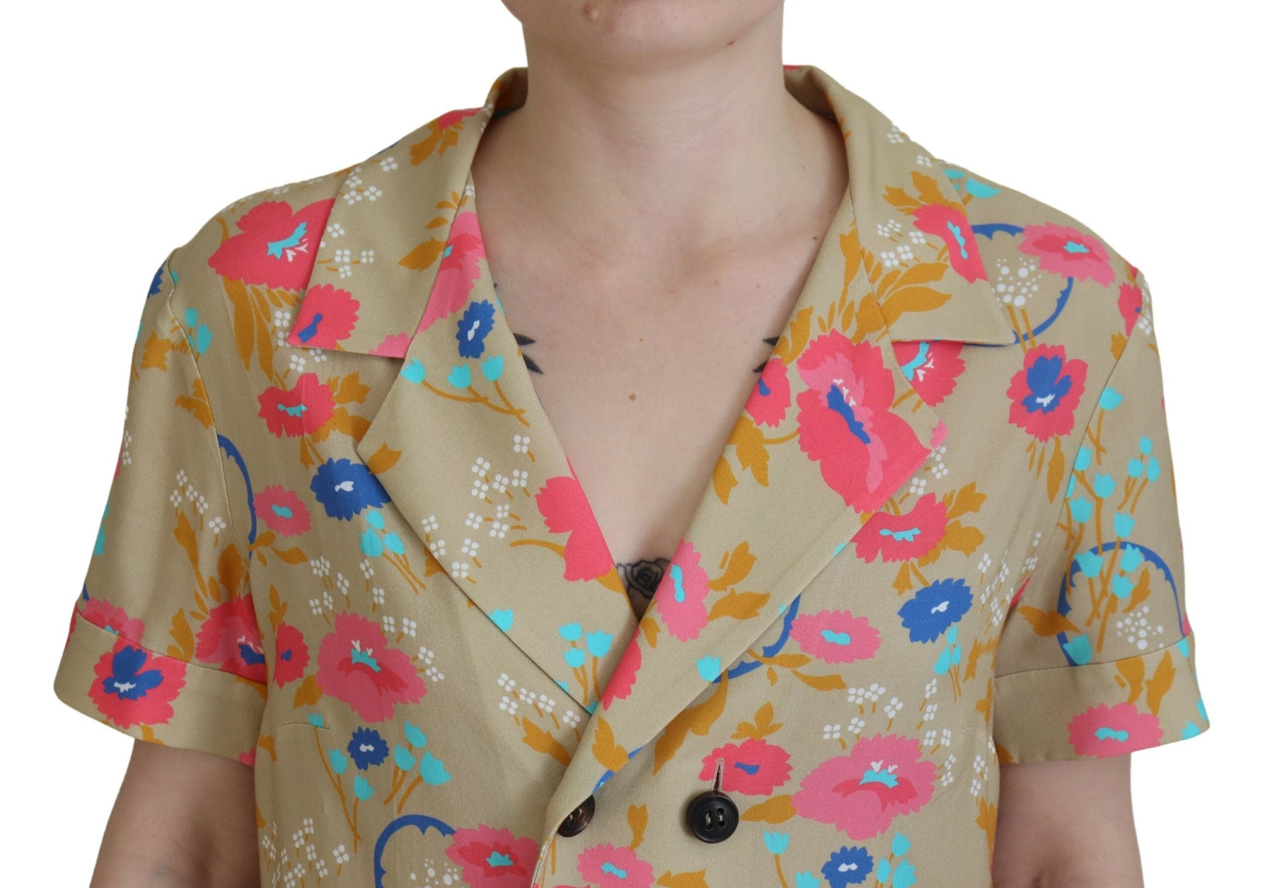 Chemise longue à col, imprimée multicolore, à boutons, de la marque Dsquared², visible avec détails de motifs colorés.