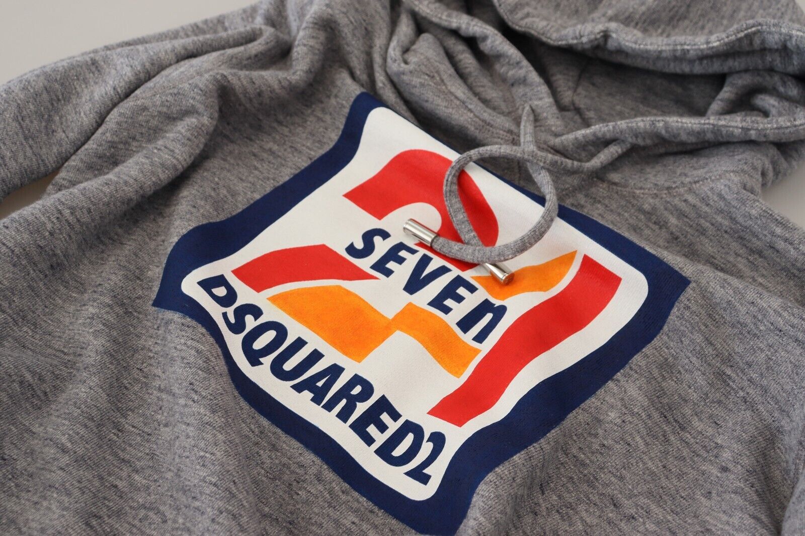 Sweat à capuche en coton gris avec logo imprimé de Dsquared², sweatshirt décontracté et confortable pour homme.