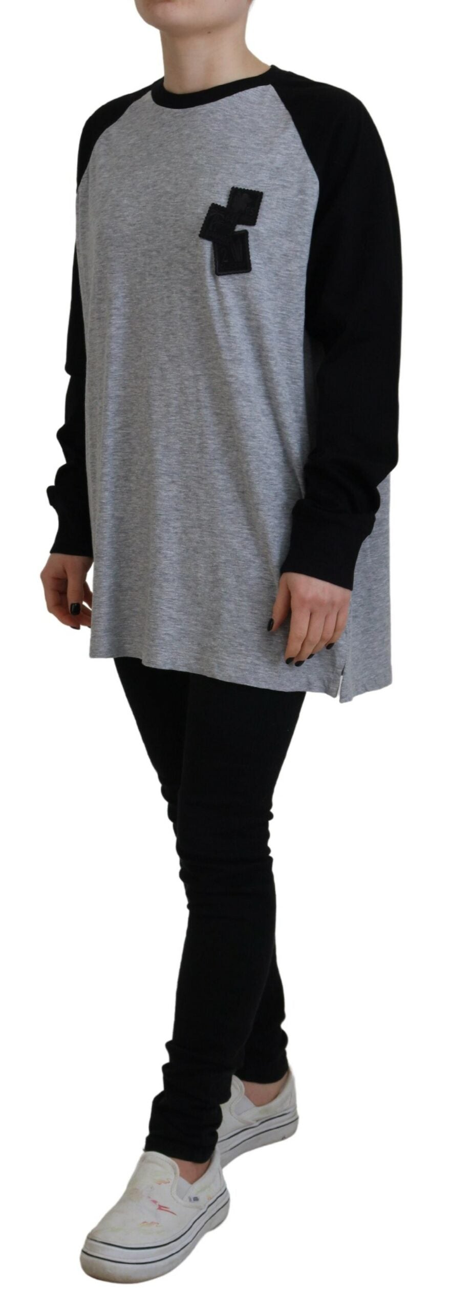 Haut décontracté en coton noir et gris avec manches raglan longues de la marque Dsquared², visible sur l'image.