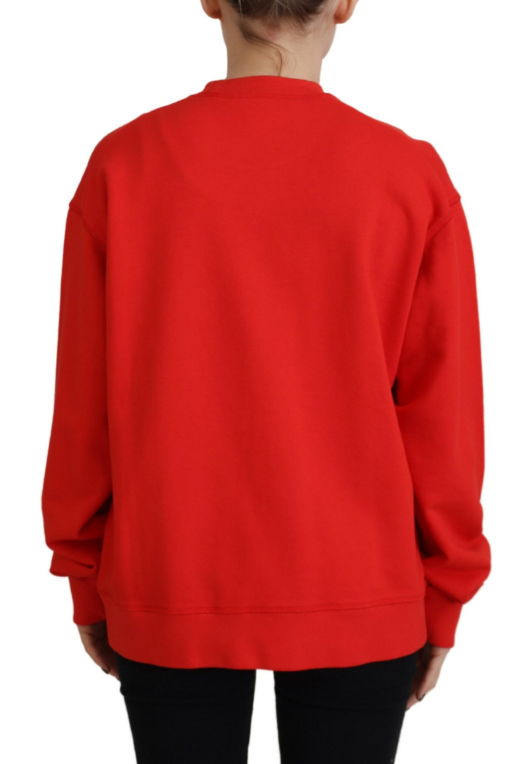 Pull rouge en coton à manches longues avec imprimé de la marque Dsquared², col rond, porté sur un mannequin.