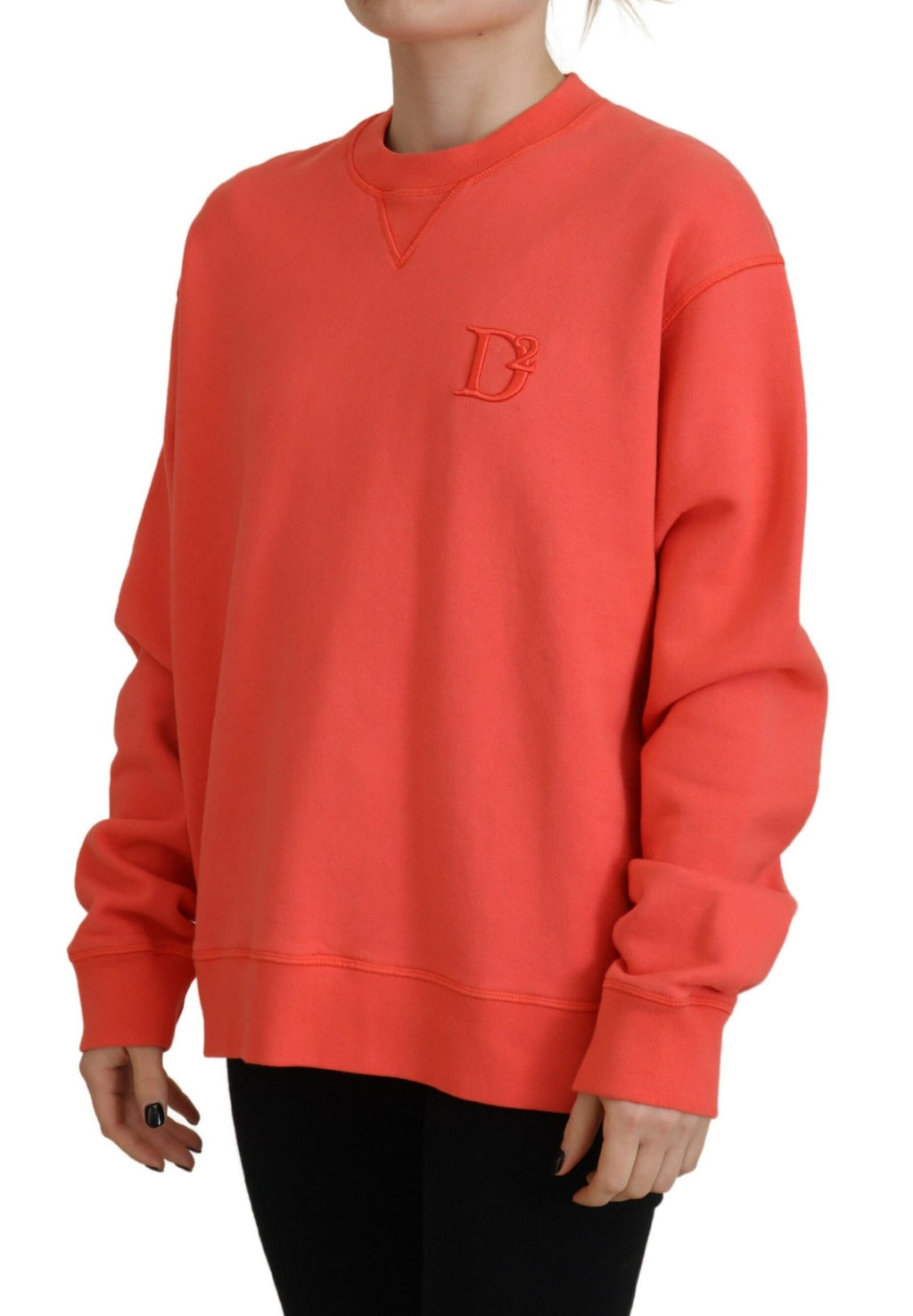 Pull rose à manches longues pour femme Dsquared² avec logo brodé rose visible sur le devant.