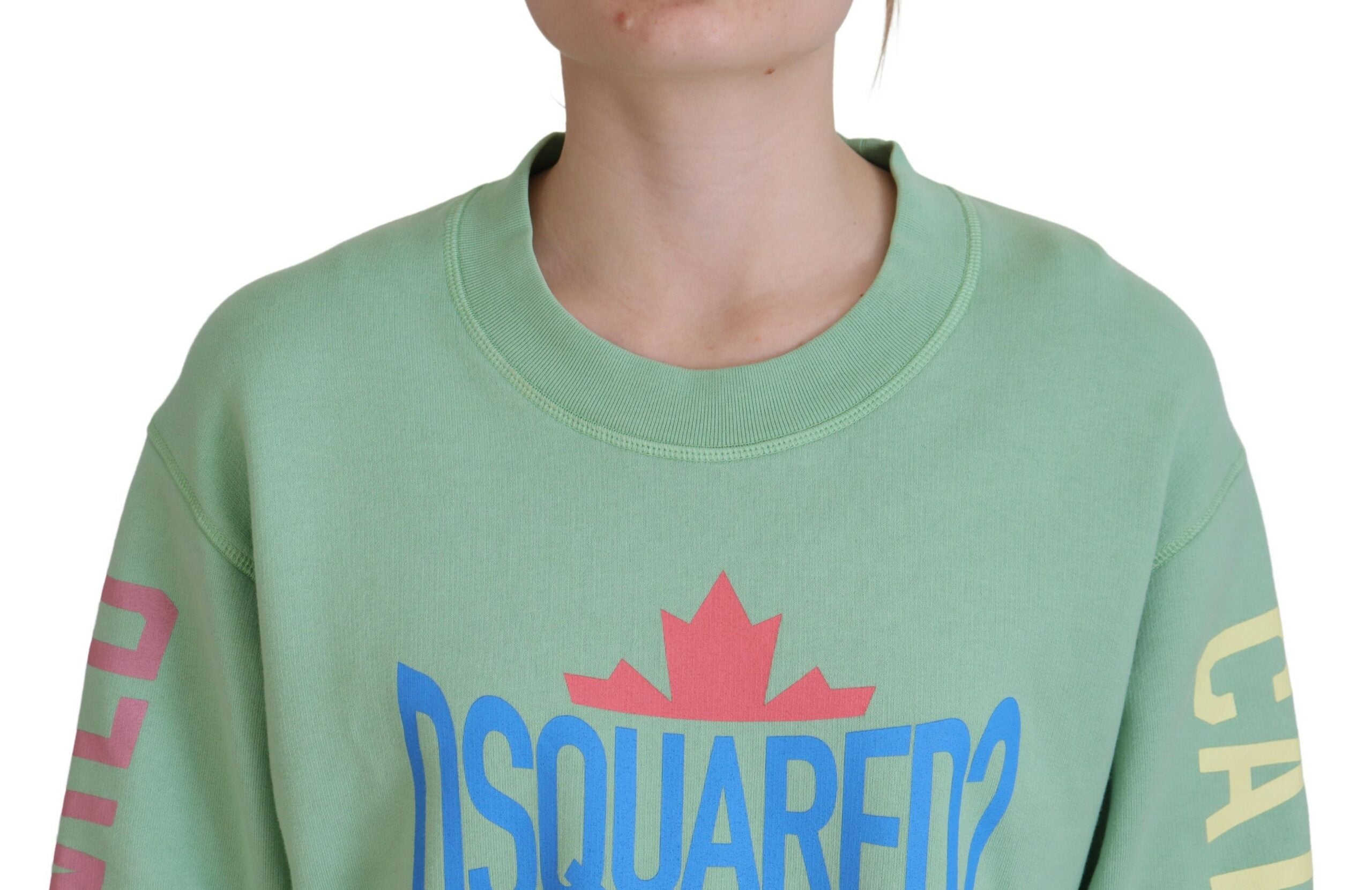 Pull en laine vert Dsquared² avec logo imprimé, col rond et manches longues, porté comme vêtement décontracté.