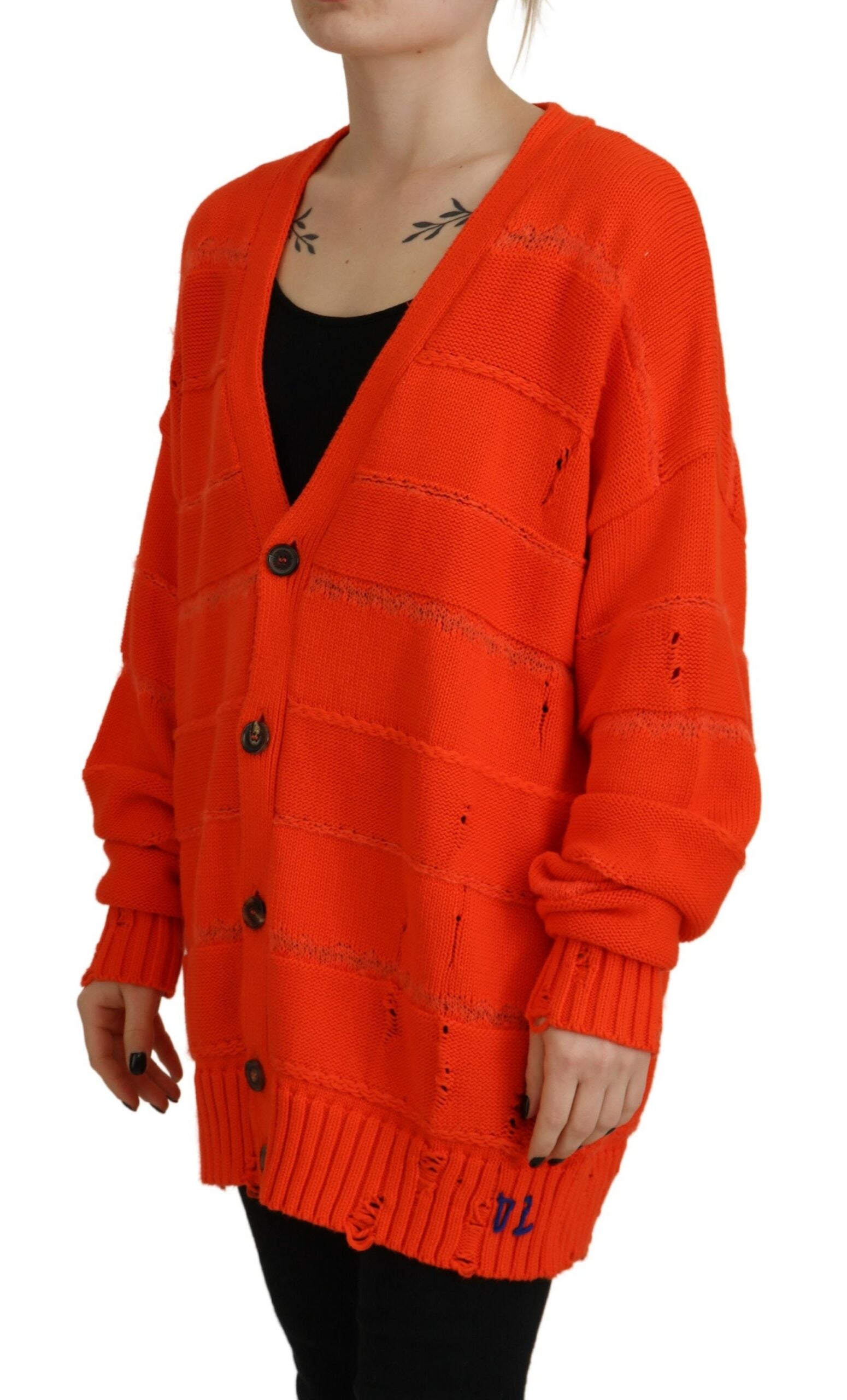 Cardigan en coton orange de la marque Dsquared² avec boutons, porté avec un style décontracté.