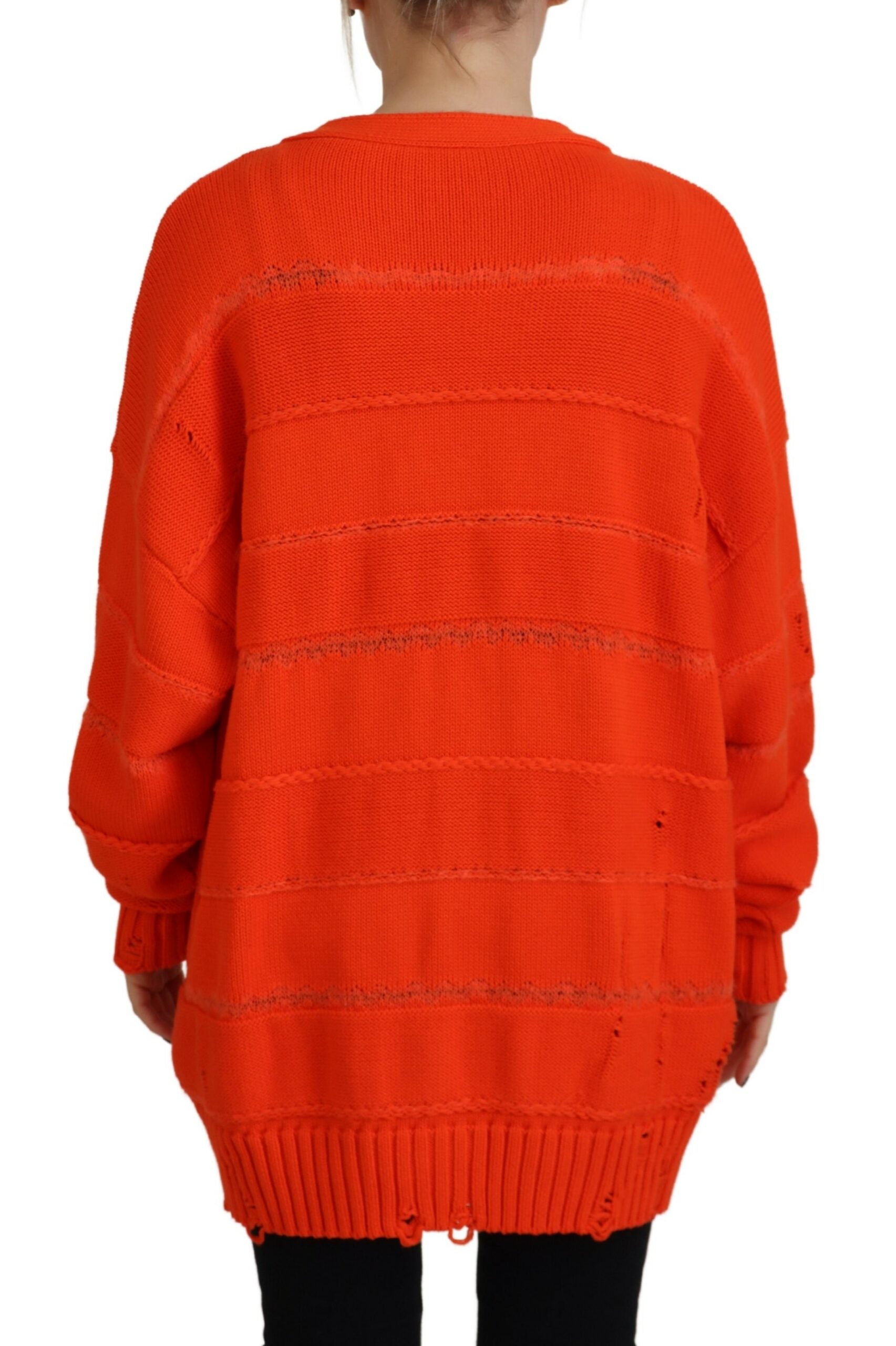 Cardigan en coton orange à boutons de la marque Dsquared², doux et confortable, porté sur un modèle.