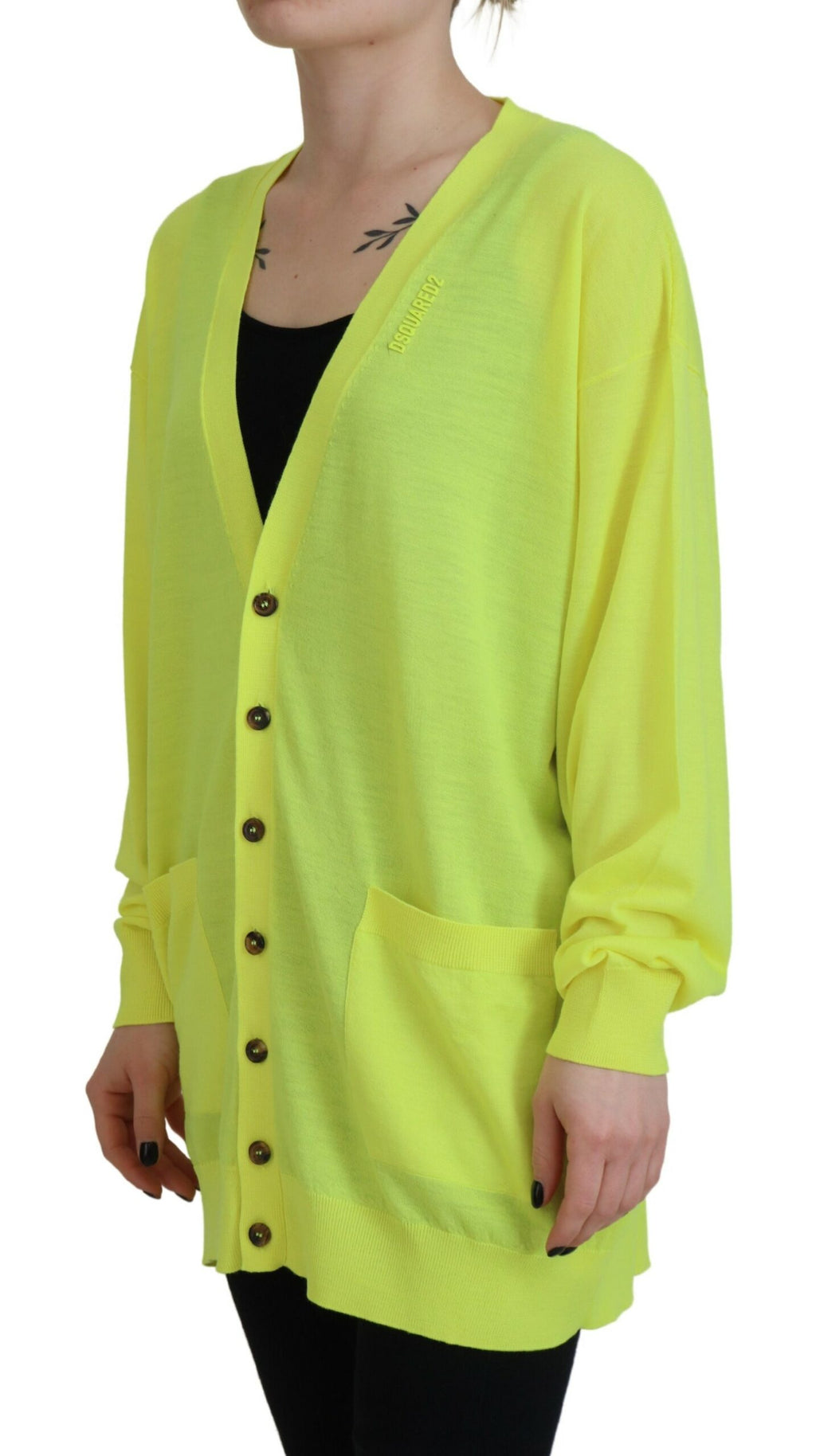 Cardigan en laine jaune de Dsquared² avec boutons, pull en tricot chaud et élégant, porté sur mannequin.