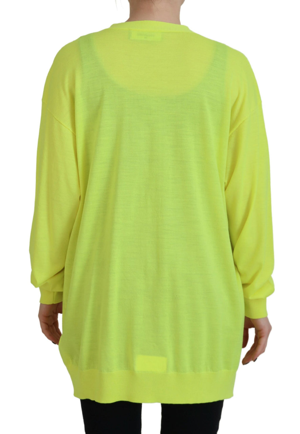 Cardigan en laine jaune de la marque Dsquared² avec boutons, porté dans une vue en gros plan.
